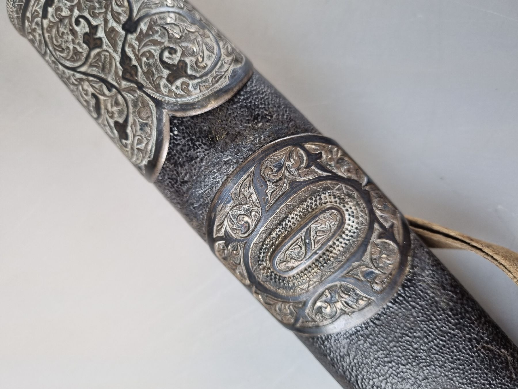 Detail f: Säbel, wohl Kaukasus, um 1870, Silbermontur tauschiert und nachgestochen, gespaltener Griff, orig. Scheide mit passenden Applikationen, ...