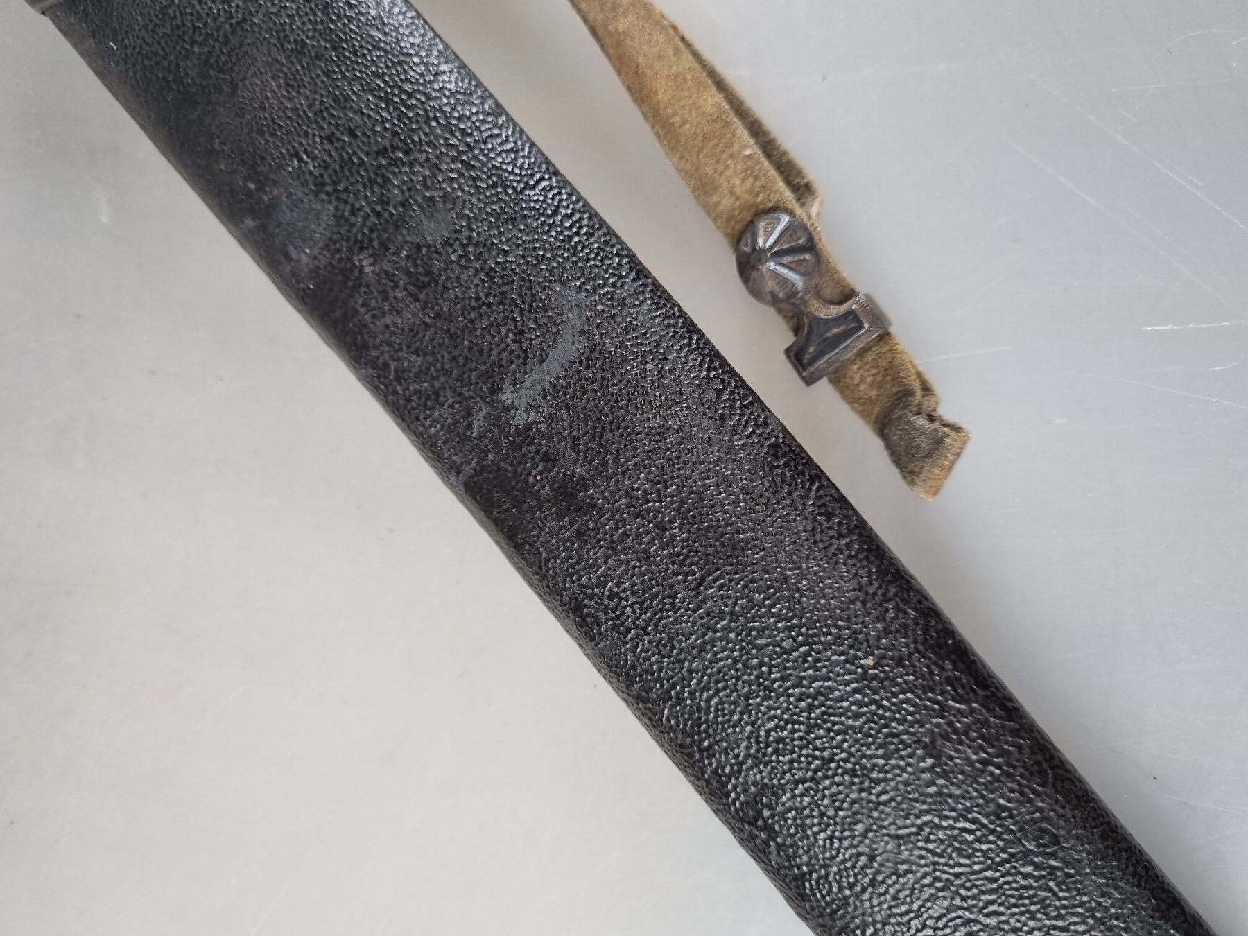 Detail g: Säbel, wohl Kaukasus, um 1870, Silbermontur tauschiert und nachgestochen, gespaltener Griff, orig. Scheide mit passenden Applikationen, ...