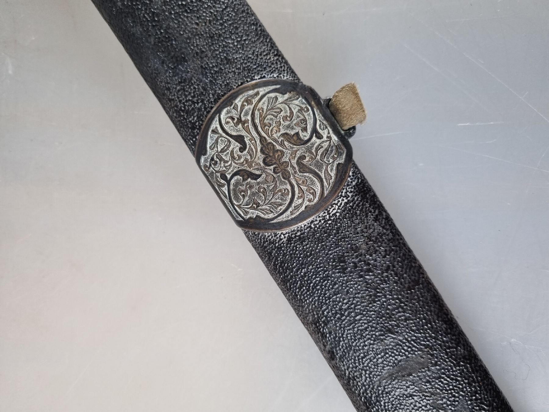 Detail h: Säbel, wohl Kaukasus, um 1870, Silbermontur tauschiert und nachgestochen, gespaltener Griff, orig. Scheide mit passenden Applikationen, ...