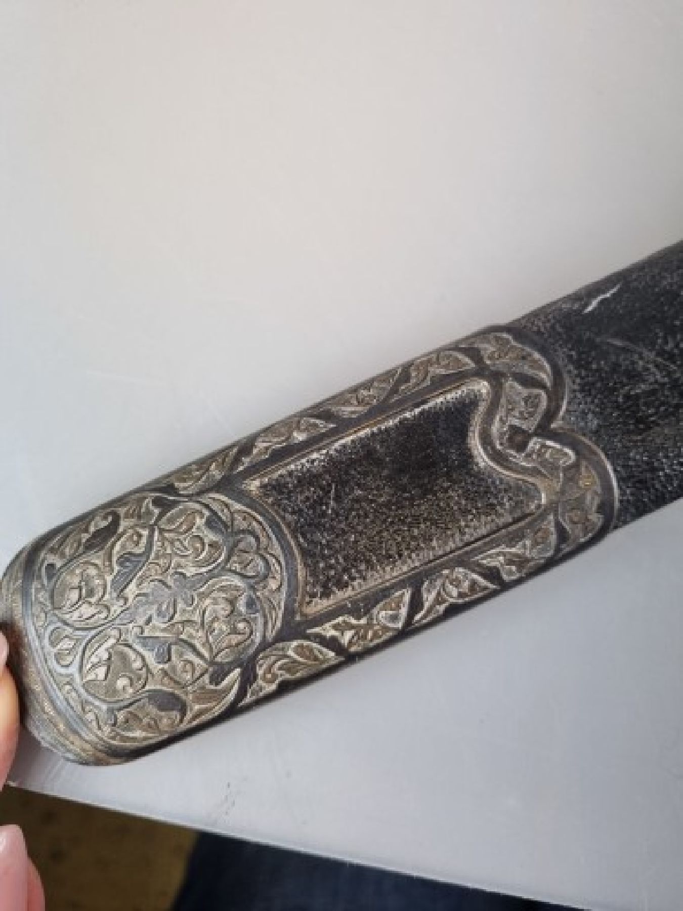 Detail i: Säbel, wohl Kaukasus, um 1870, Silbermontur tauschiert und nachgestochen, gespaltener Griff, orig. Scheide mit passenden Applikationen, ...