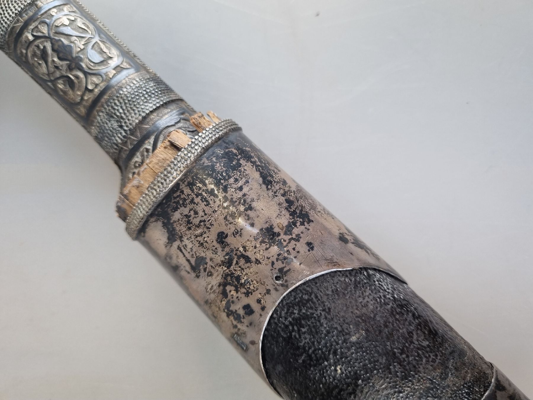 Detail j: Säbel, wohl Kaukasus, um 1870, Silbermontur tauschiert und nachgestochen, gespaltener Griff, orig. Scheide mit passenden Applikationen, ...