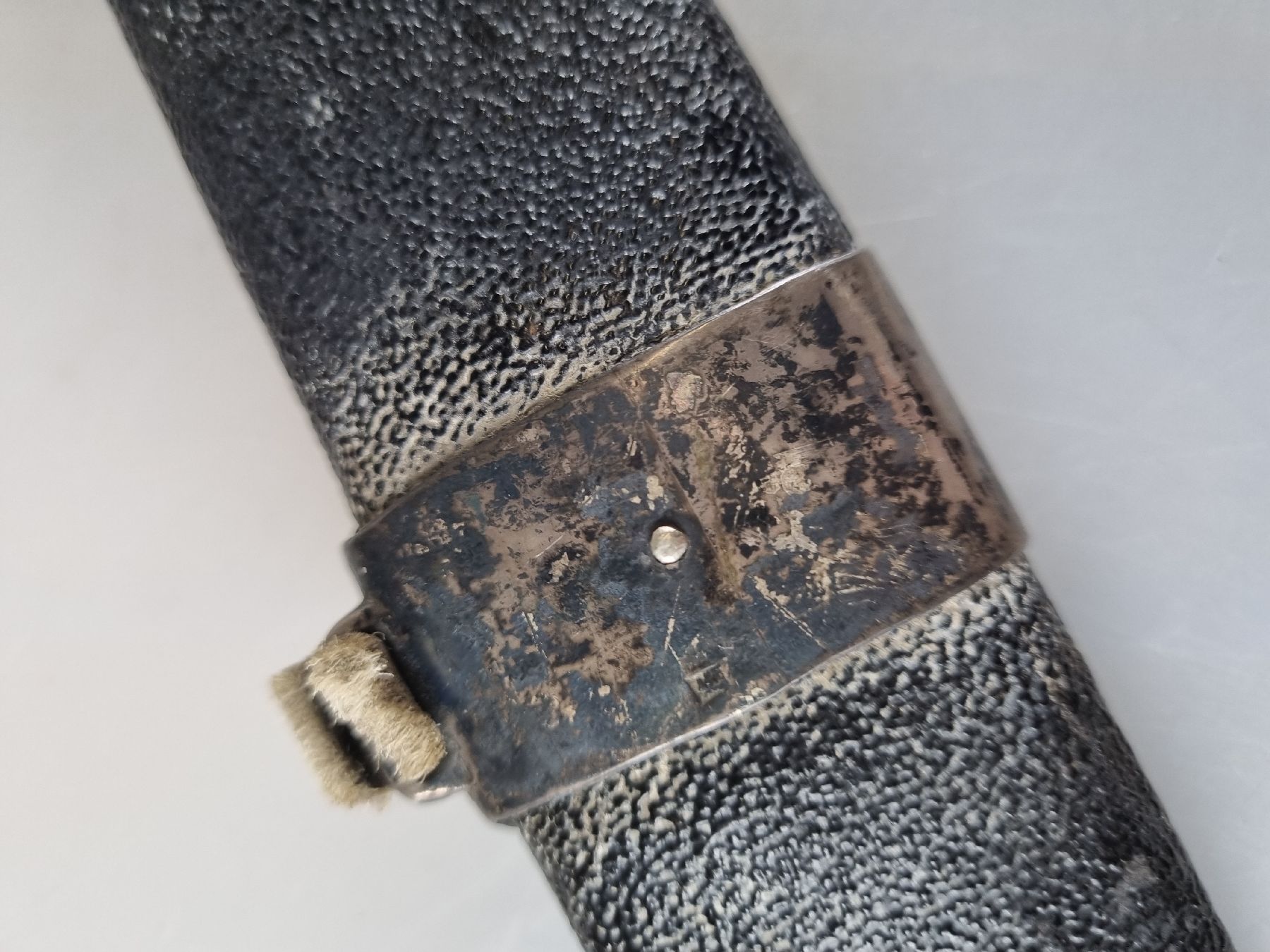 Detail l: Säbel, wohl Kaukasus, um 1870, Silbermontur tauschiert und nachgestochen, gespaltener Griff, orig. Scheide mit passenden Applikationen, ...