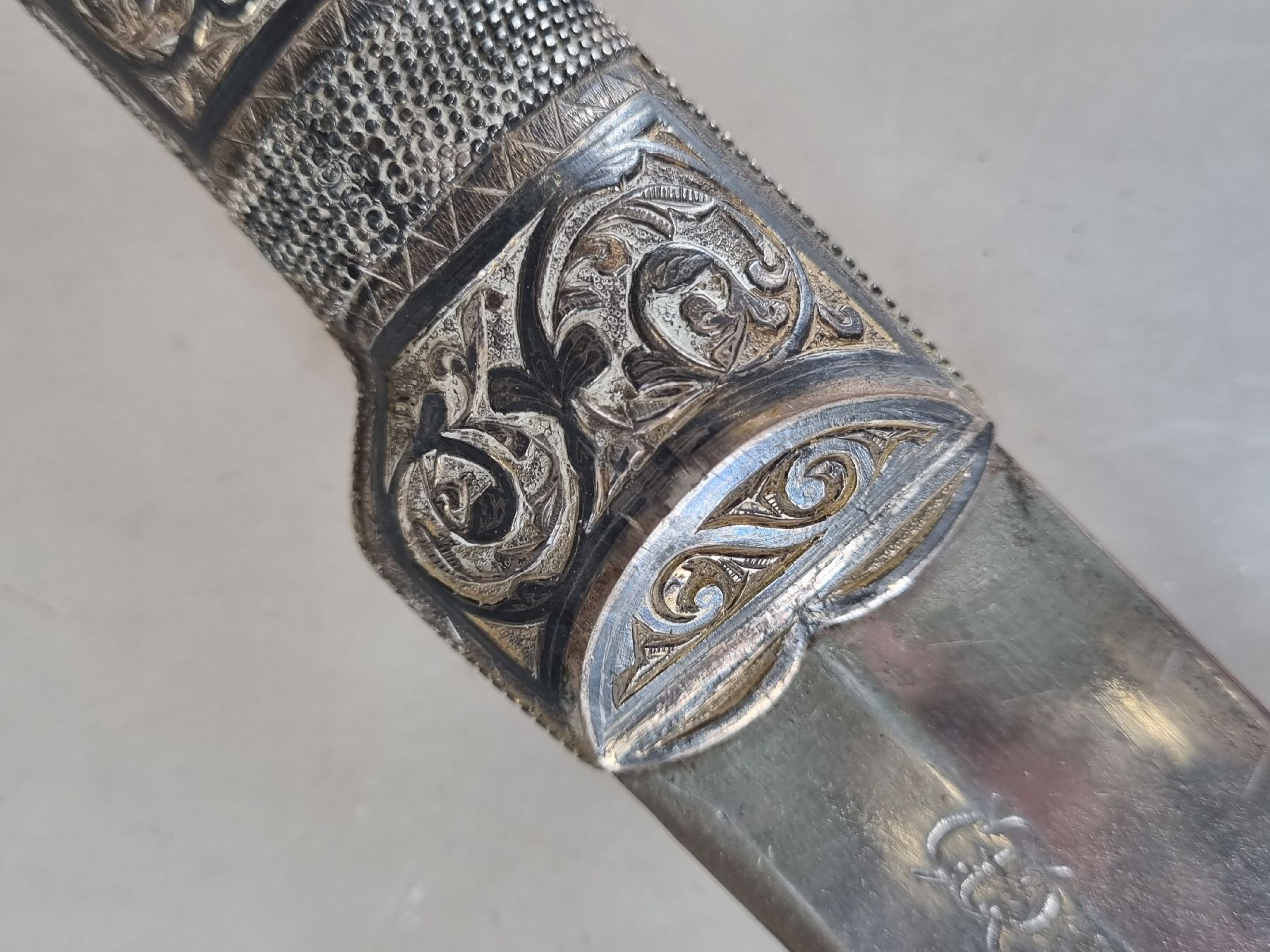 Detail n: Säbel, wohl Kaukasus, um 1870, Silbermontur tauschiert und nachgestochen, gespaltener Griff, orig. Scheide mit passenden Applikationen, ...