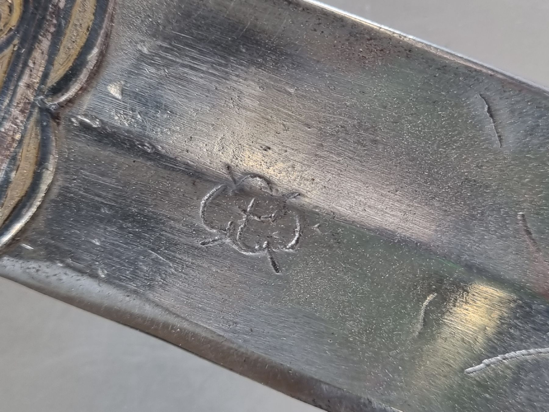 Detail o: Säbel, wohl Kaukasus, um 1870, Silbermontur tauschiert und nachgestochen, gespaltener Griff, orig. Scheide mit passenden Applikationen, ...