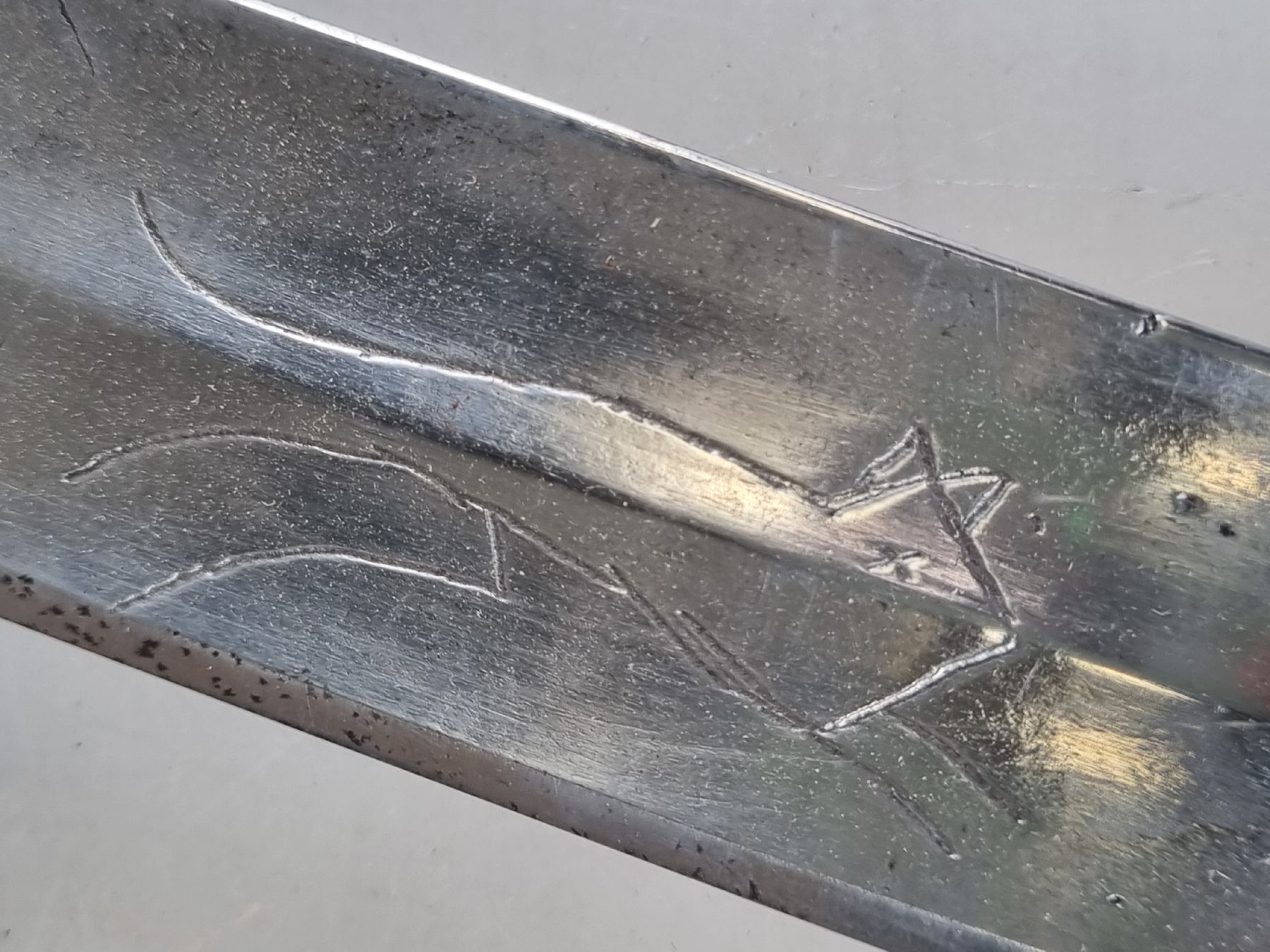 Detail p: Säbel, wohl Kaukasus, um 1870, Silbermontur tauschiert und nachgestochen, gespaltener Griff, orig. Scheide mit passenden Applikationen, ...