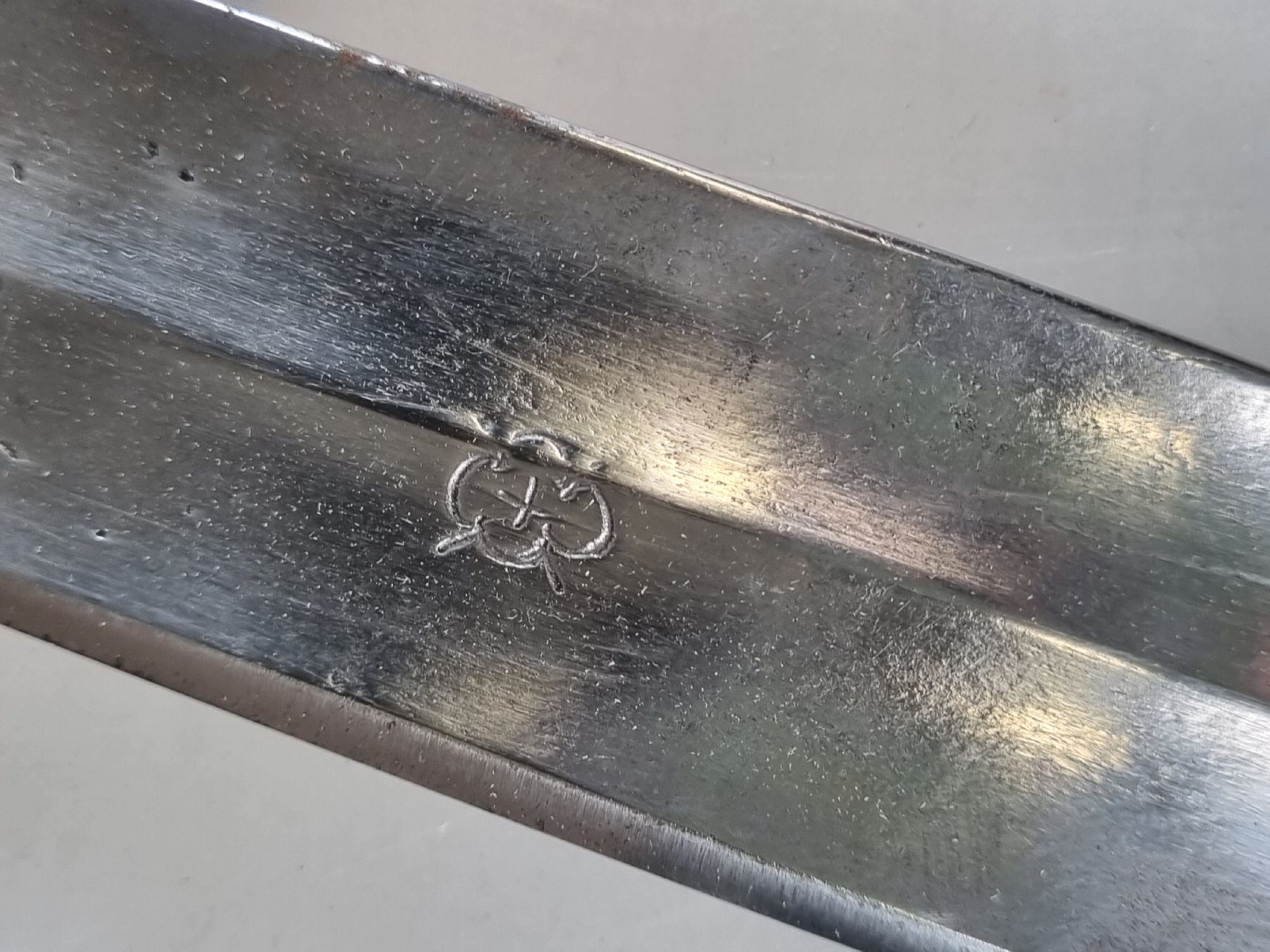 Detail q: Säbel, wohl Kaukasus, um 1870, Silbermontur tauschiert und nachgestochen, gespaltener Griff, orig. Scheide mit passenden Applikationen, ...