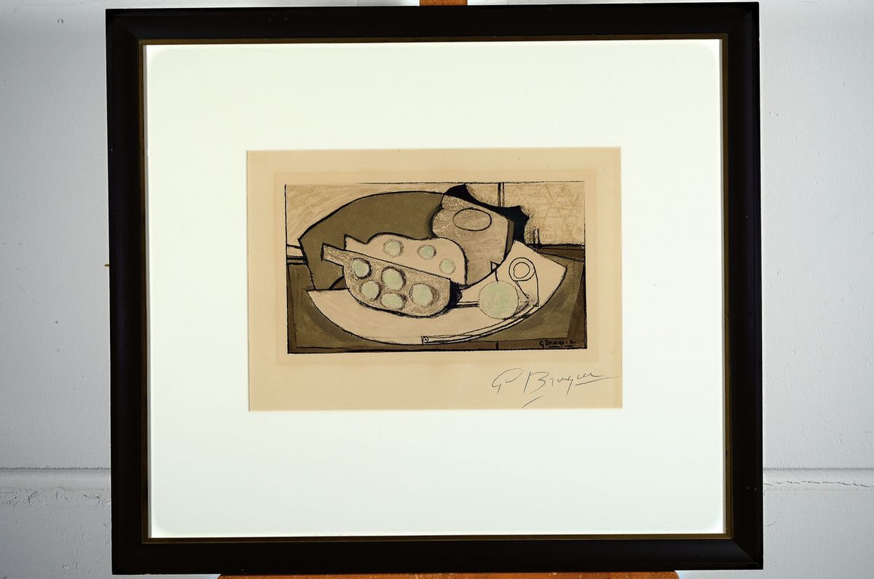 Detail k: Georges Braque, 1882-1963, Stillleben, Farblithographie, im Druck signiert, rechts unten handsigniert, unter Glas gerahmt, gesamt ca. 60x69 cm