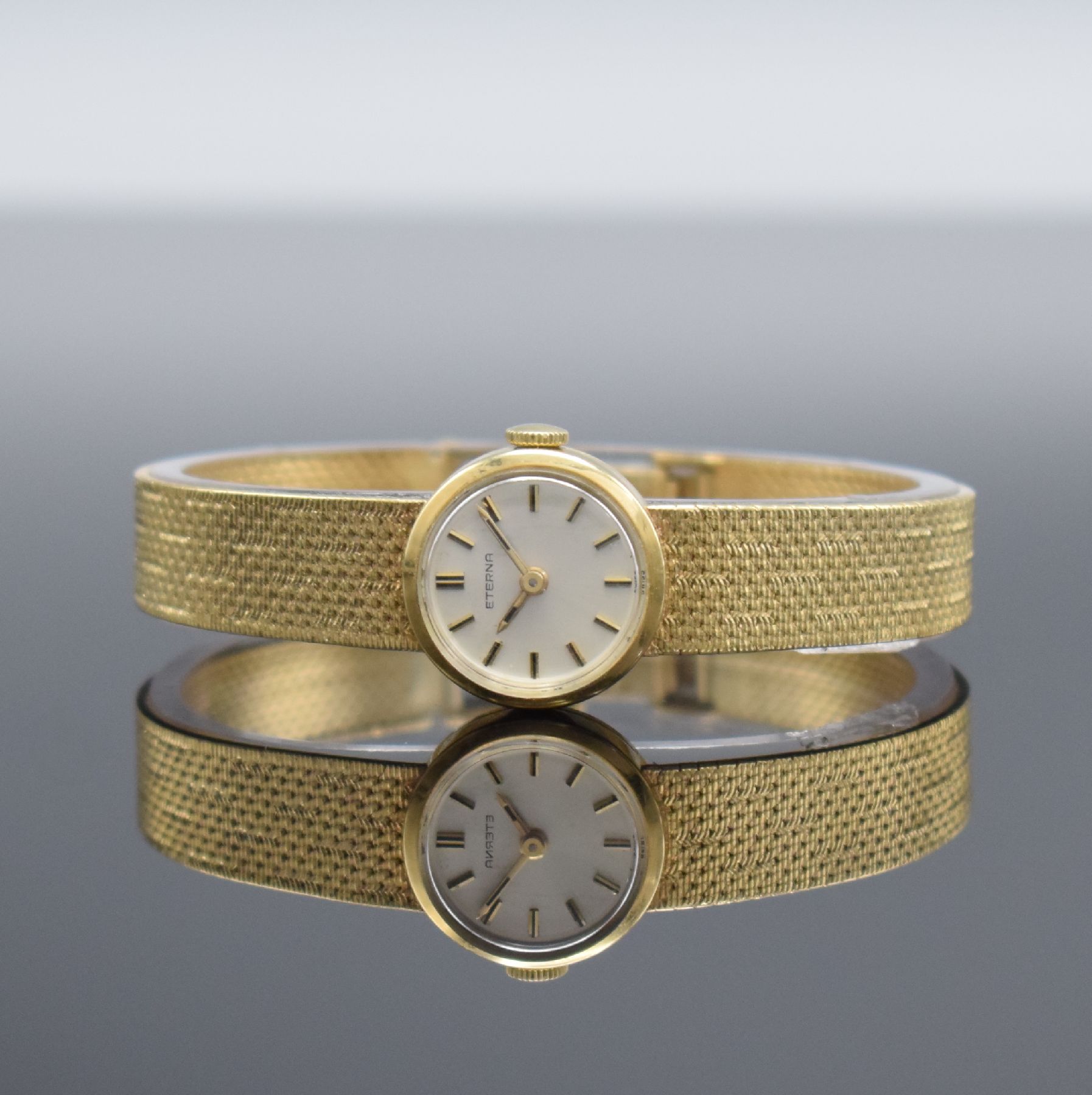 ETERNA Damenarmbanduhr in GG 750/000, Schweiz um 1970, Handaufzug, Boden aufgedr., orig. Goldband in 750/000, silb. Zifferbl. m. aufgel. Std.-Ind., ...