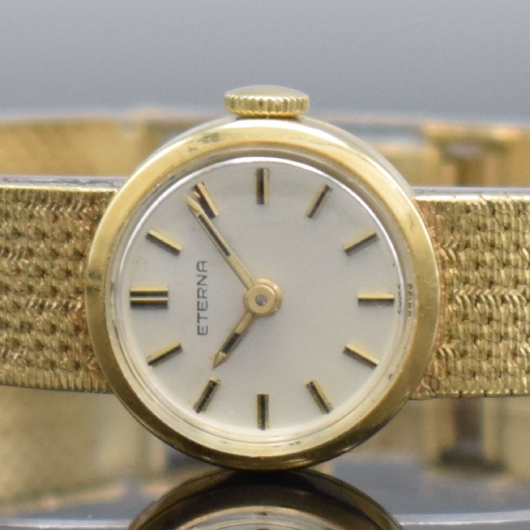 Detail a: ETERNA Damenarmbanduhr in GG 750/000, Schweiz um 1970, Handaufzug, Boden aufgedr., orig. Goldband in 750/000, silb. Zifferbl. m. aufgel. Std.-Ind., ...