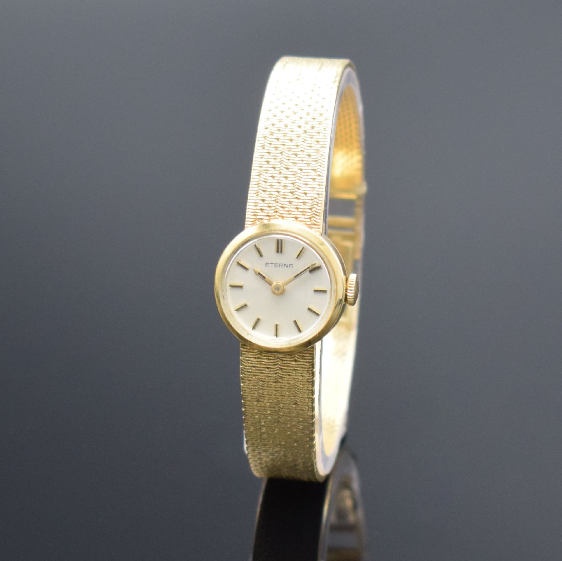 Detail b: ETERNA Damenarmbanduhr in GG 750/000, Schweiz um 1970, Handaufzug, Boden aufgedr., orig. Goldband in 750/000, silb. Zifferbl. m. aufgel. Std.-Ind., ...