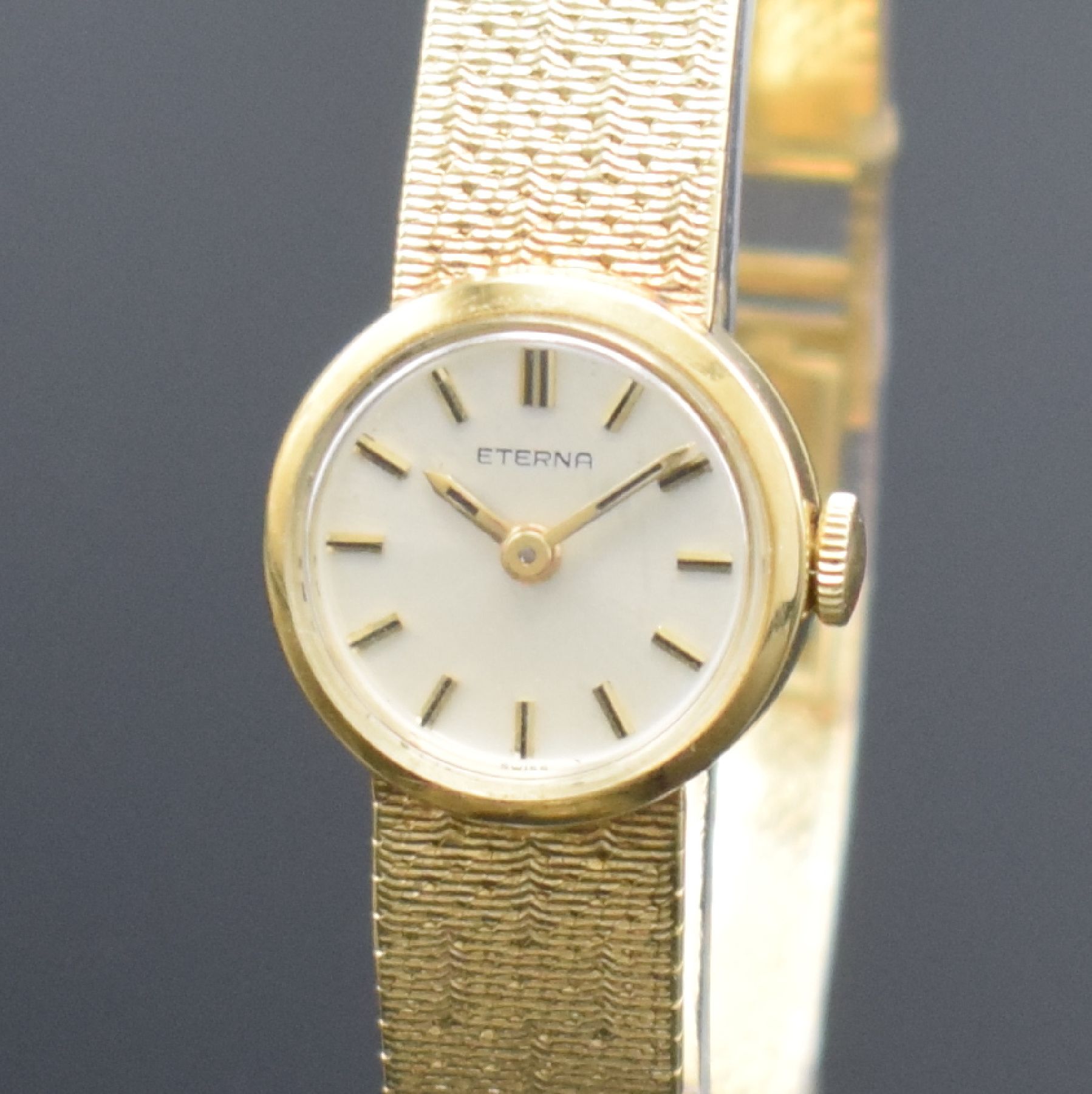 Detail c: ETERNA Damenarmbanduhr in GG 750/000, Schweiz um 1970, Handaufzug, Boden aufgedr., orig. Goldband in 750/000, silb. Zifferbl. m. aufgel. Std.-Ind., ...