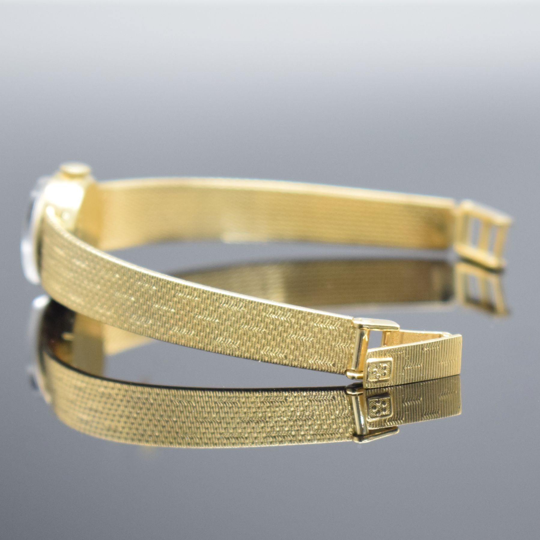 Detail d: ETERNA Damenarmbanduhr in GG 750/000, Schweiz um 1970, Handaufzug, Boden aufgedr., orig. Goldband in 750/000, silb. Zifferbl. m. aufgel. Std.-Ind., ...