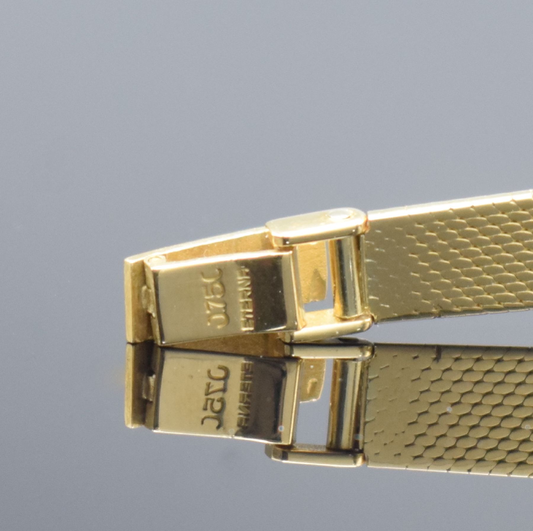 Detail e: ETERNA Damenarmbanduhr in GG 750/000, Schweiz um 1970, Handaufzug, Boden aufgedr., orig. Goldband in 750/000, silb. Zifferbl. m. aufgel. Std.-Ind., ...