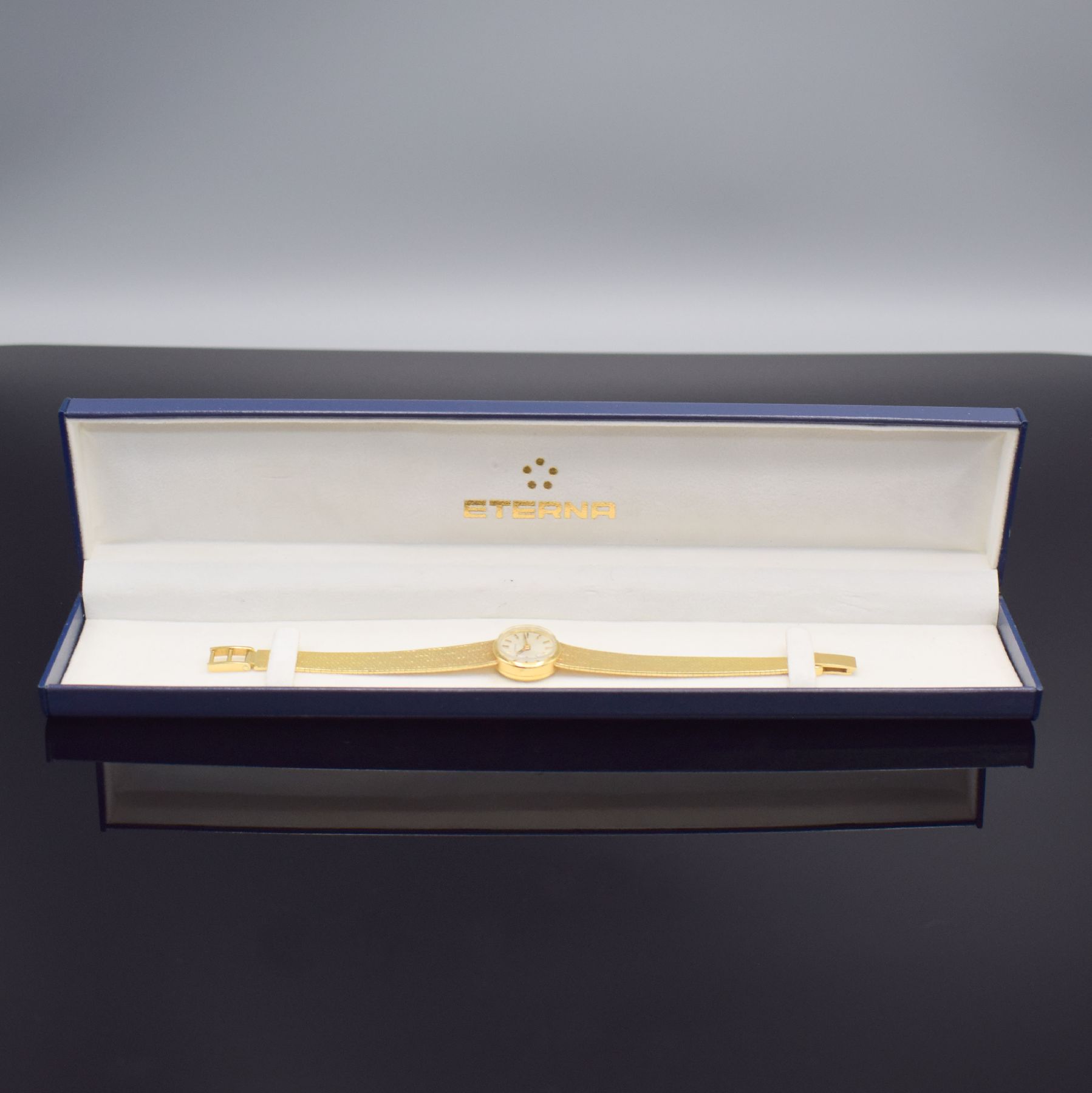 Detail j: ETERNA Damenarmbanduhr in GG 750/000, Schweiz um 1970, Handaufzug, Boden aufgedr., orig. Goldband in 750/000, silb. Zifferbl. m. aufgel. Std.-Ind., ...