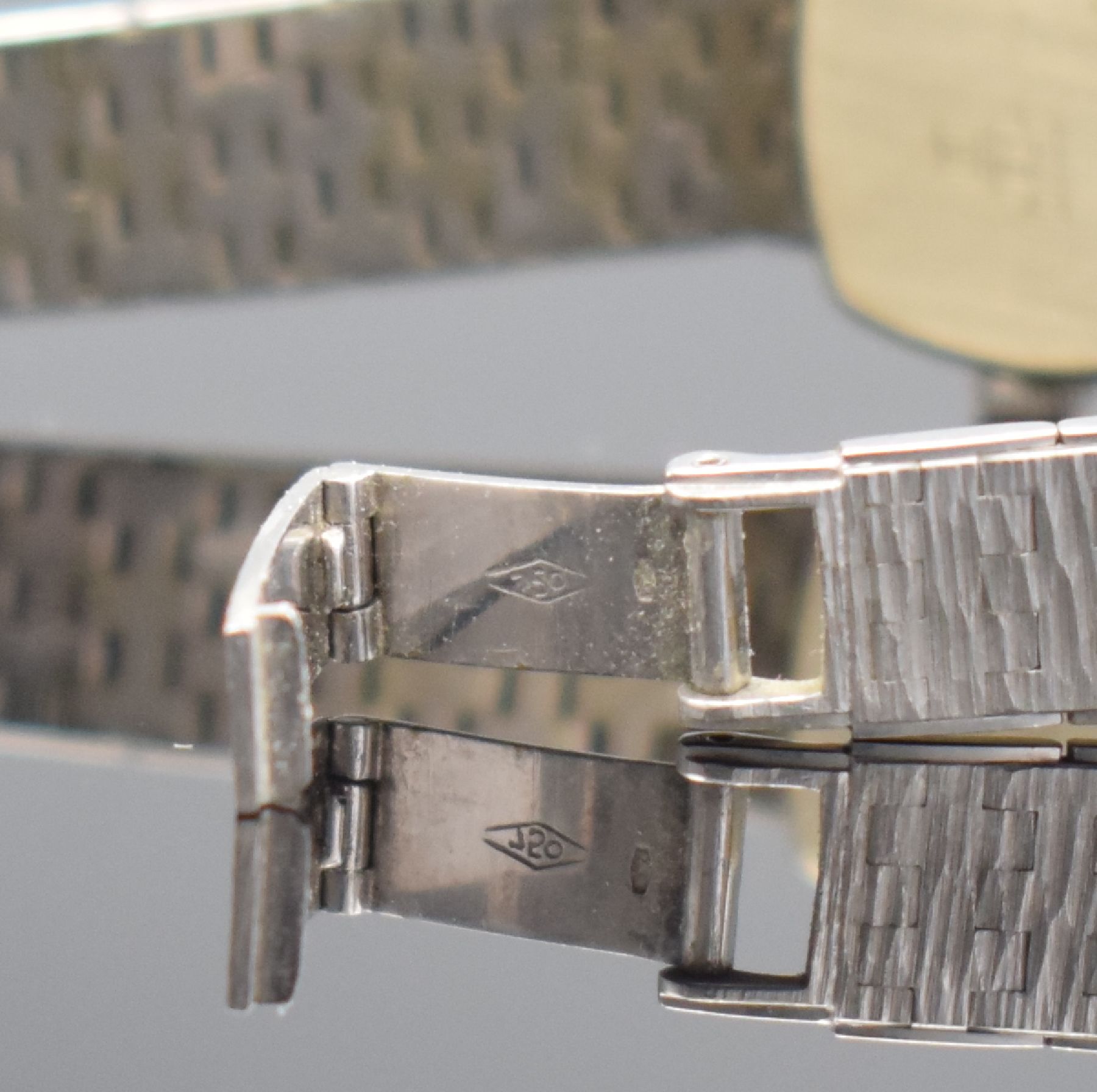 Detail b: CANDINO Damenarmbanduhr mit Diamantbesatz in WG 750/000, Schweiz um 1970, Handaufzug, Boden aufgedr., Geh. an Goldband 750/000, silb. Zifferbl. m. ...
