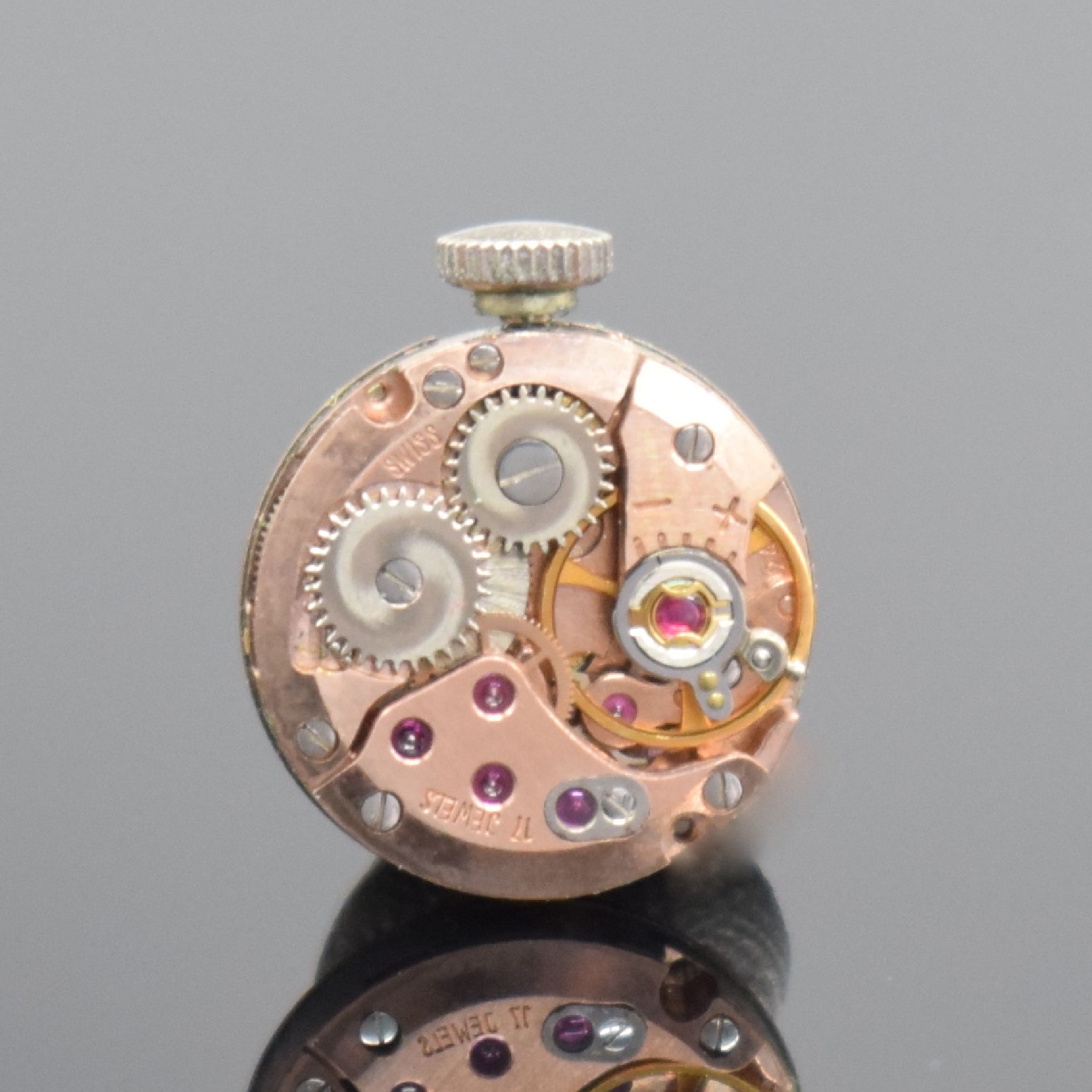 Detail d: CANDINO Damenarmbanduhr mit Diamantbesatz in WG 750/000, Schweiz um 1970, Handaufzug, Boden aufgedr., Geh. an Goldband 750/000, silb. Zifferbl. m. ...