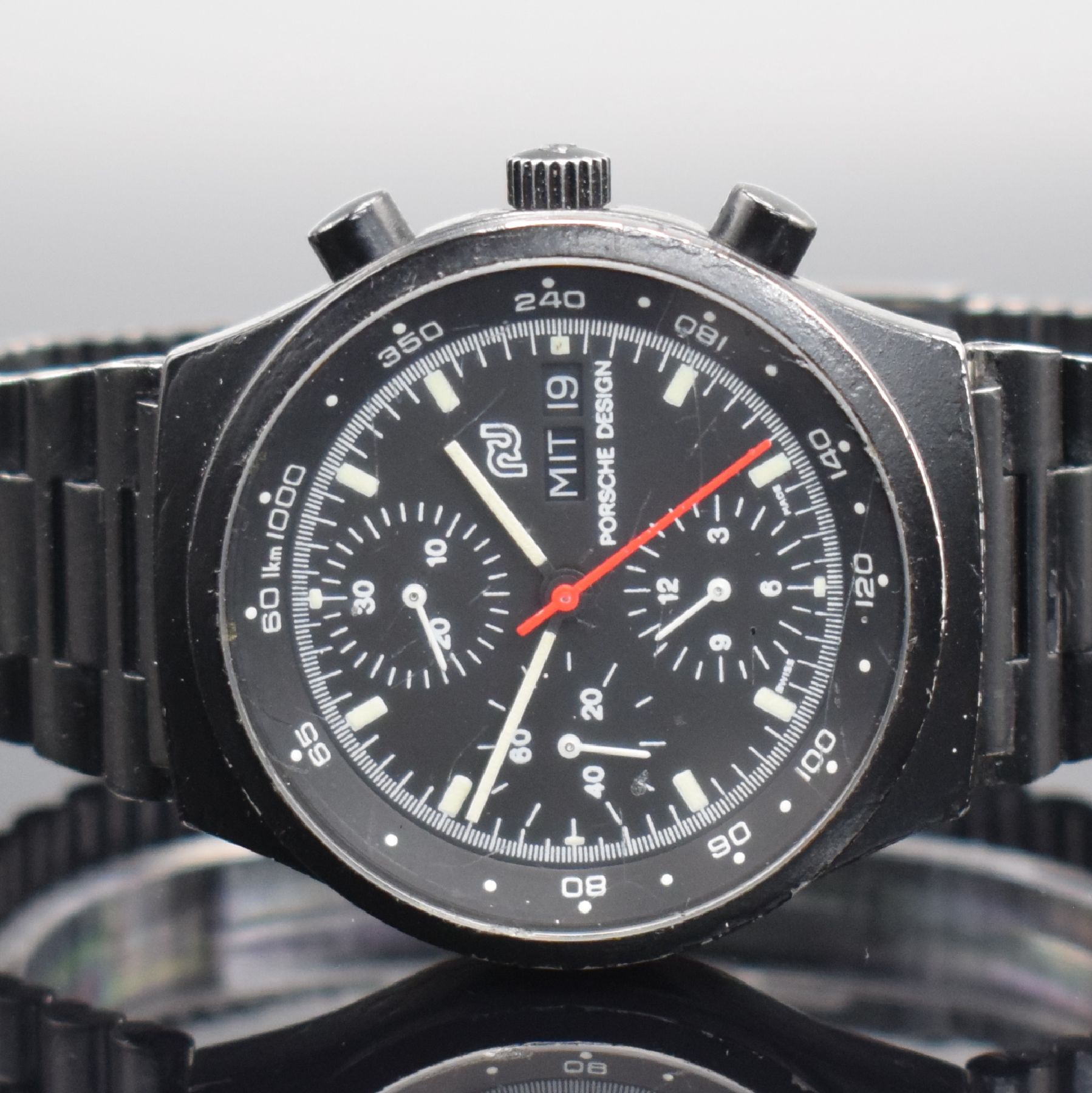 Detail a: ORFINA Porsche Design Herrenarmbanduhr mit Chronograph, Schweiz um 1980, schwarz beschichtete & restaurierte Gehäuse & Band, Stahlboden geschr., ...