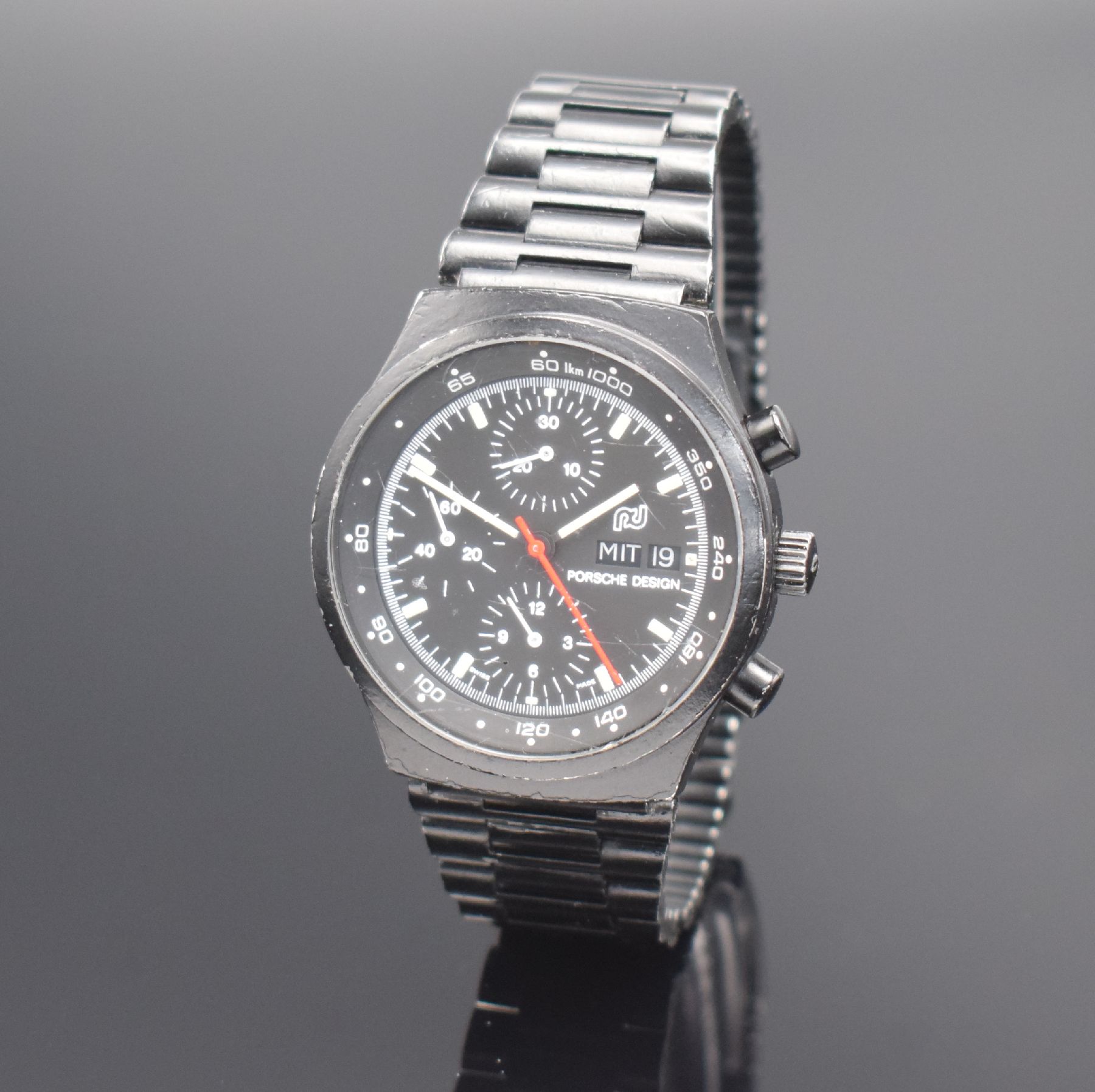 Detail b: ORFINA Porsche Design Herrenarmbanduhr mit Chronograph, Schweiz um 1980, schwarz beschichtete & restaurierte Gehäuse & Band, Stahlboden geschr., ...