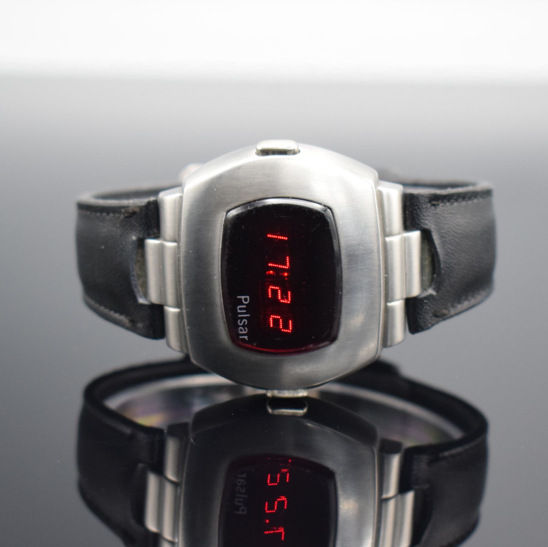 PULSAR frühe Herrenarmbanduhr mit LED-Anzeige, USA um 1970, quarz, Edelstahlgeh., Boden verschr., orig. Lederband, digitale Anzeige v. Zeit, Datum & ...