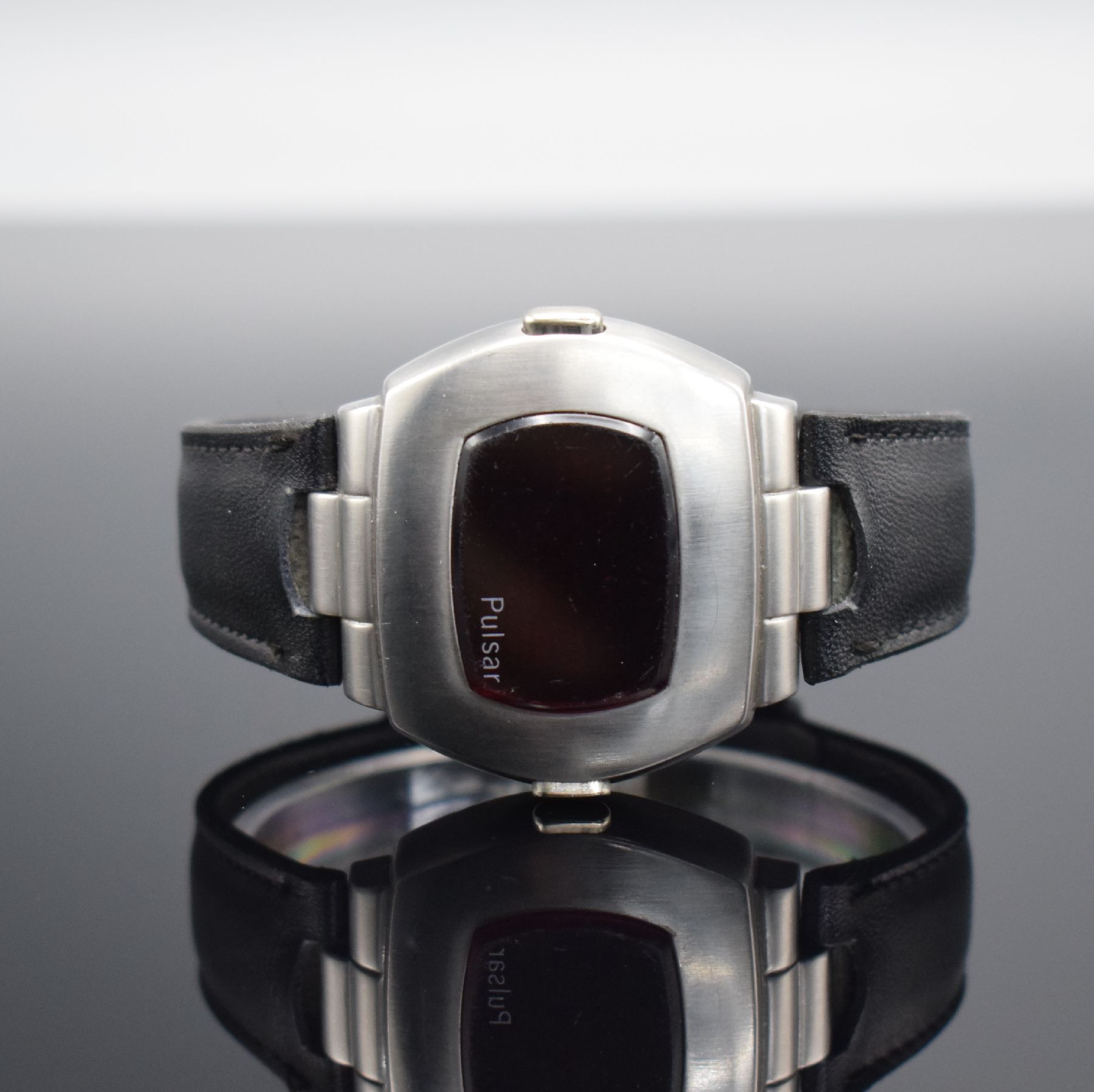 Detail a: PULSAR frühe Herrenarmbanduhr mit LED-Anzeige, USA um 1970, quarz, Edelstahlgeh., Boden verschr., orig. Lederband, digitale Anzeige v. Zeit, Datum & ...