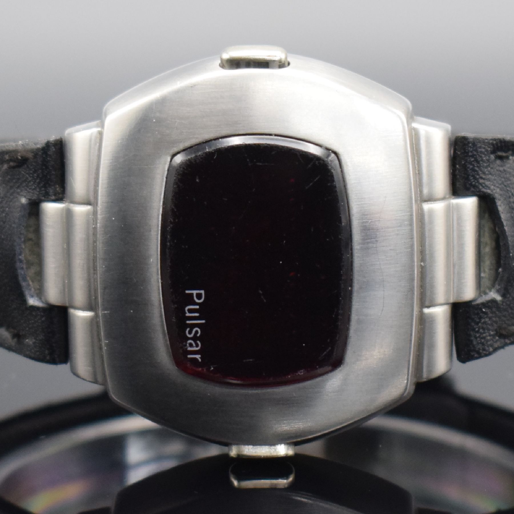 Detail b: PULSAR frühe Herrenarmbanduhr mit LED-Anzeige, USA um 1970, quarz, Edelstahlgeh., Boden verschr., orig. Lederband, digitale Anzeige v. Zeit, Datum & ...