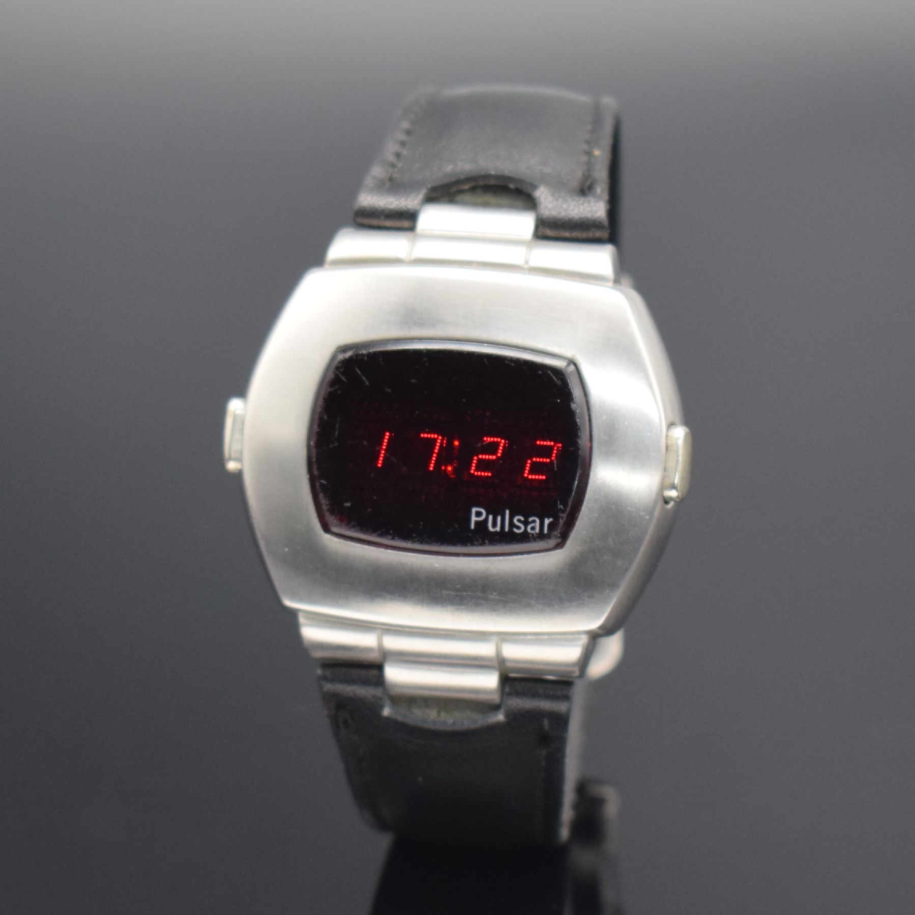 Detail c: PULSAR frühe Herrenarmbanduhr mit LED-Anzeige, USA um 1970, quarz, Edelstahlgeh., Boden verschr., orig. Lederband, digitale Anzeige v. Zeit, Datum & ...