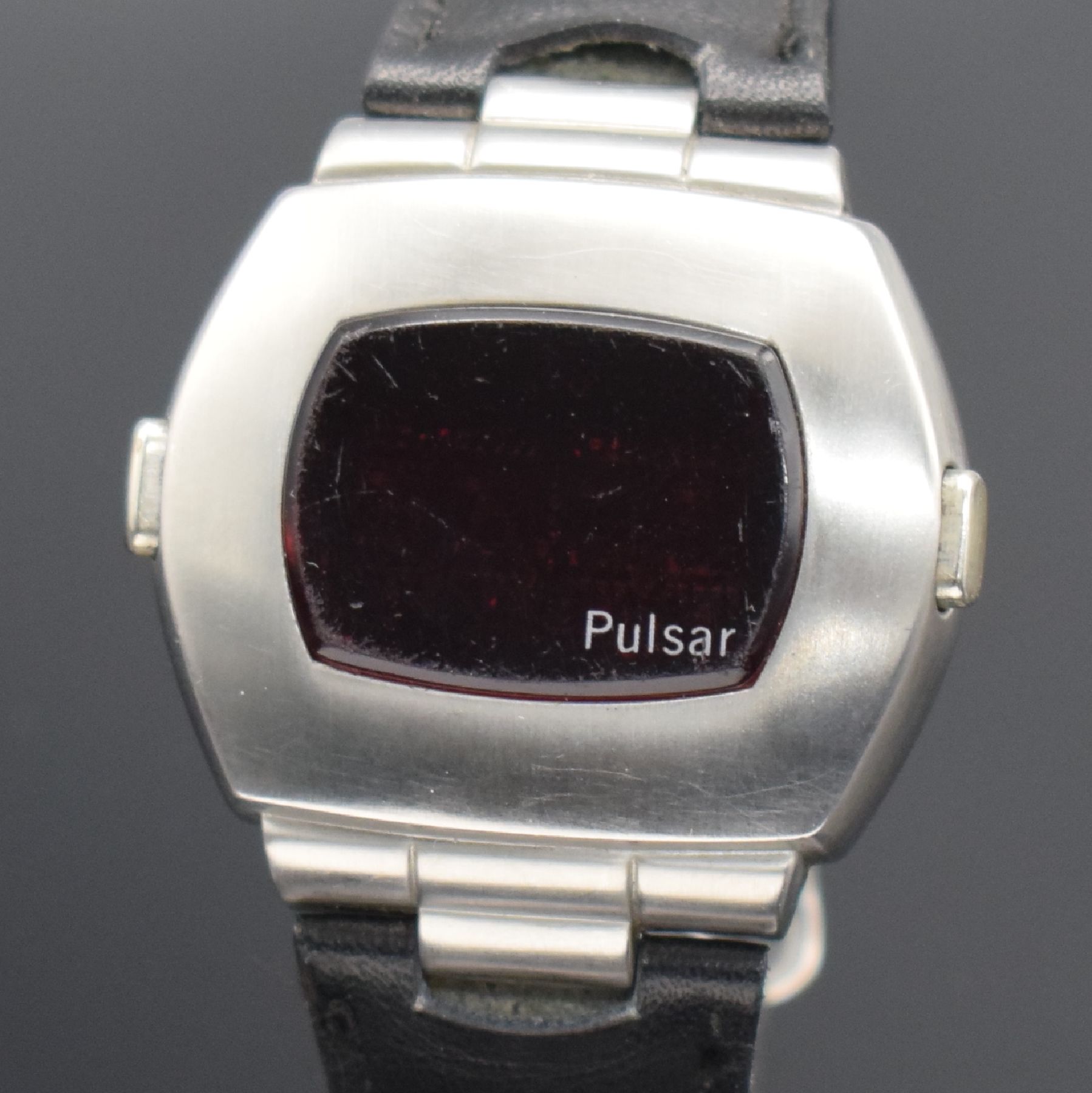 Detail d: PULSAR frühe Herrenarmbanduhr mit LED-Anzeige, USA um 1970, quarz, Edelstahlgeh., Boden verschr., orig. Lederband, digitale Anzeige v. Zeit, Datum & ...