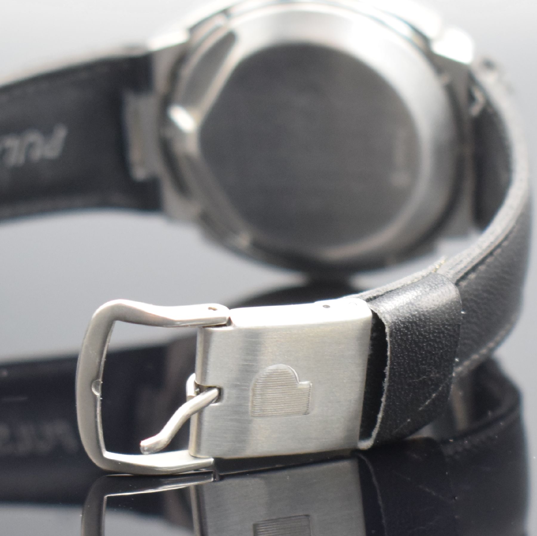 Detail e: PULSAR frühe Herrenarmbanduhr mit LED-Anzeige, USA um 1970, quarz, Edelstahlgeh., Boden verschr., orig. Lederband, digitale Anzeige v. Zeit, Datum & ...