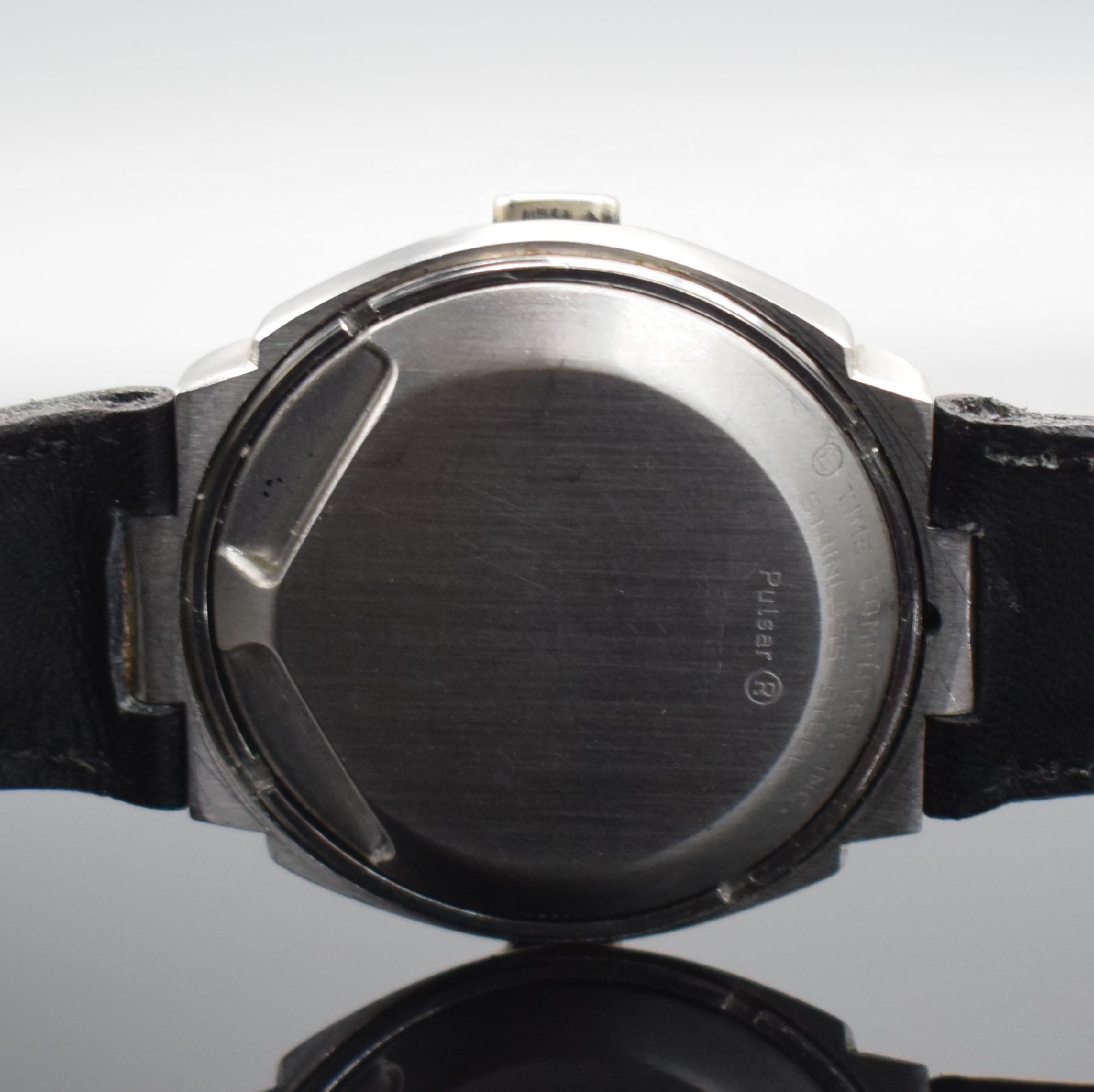 Detail f: PULSAR frühe Herrenarmbanduhr mit LED-Anzeige, USA um 1970, quarz, Edelstahlgeh., Boden verschr., orig. Lederband, digitale Anzeige v. Zeit, Datum & ...