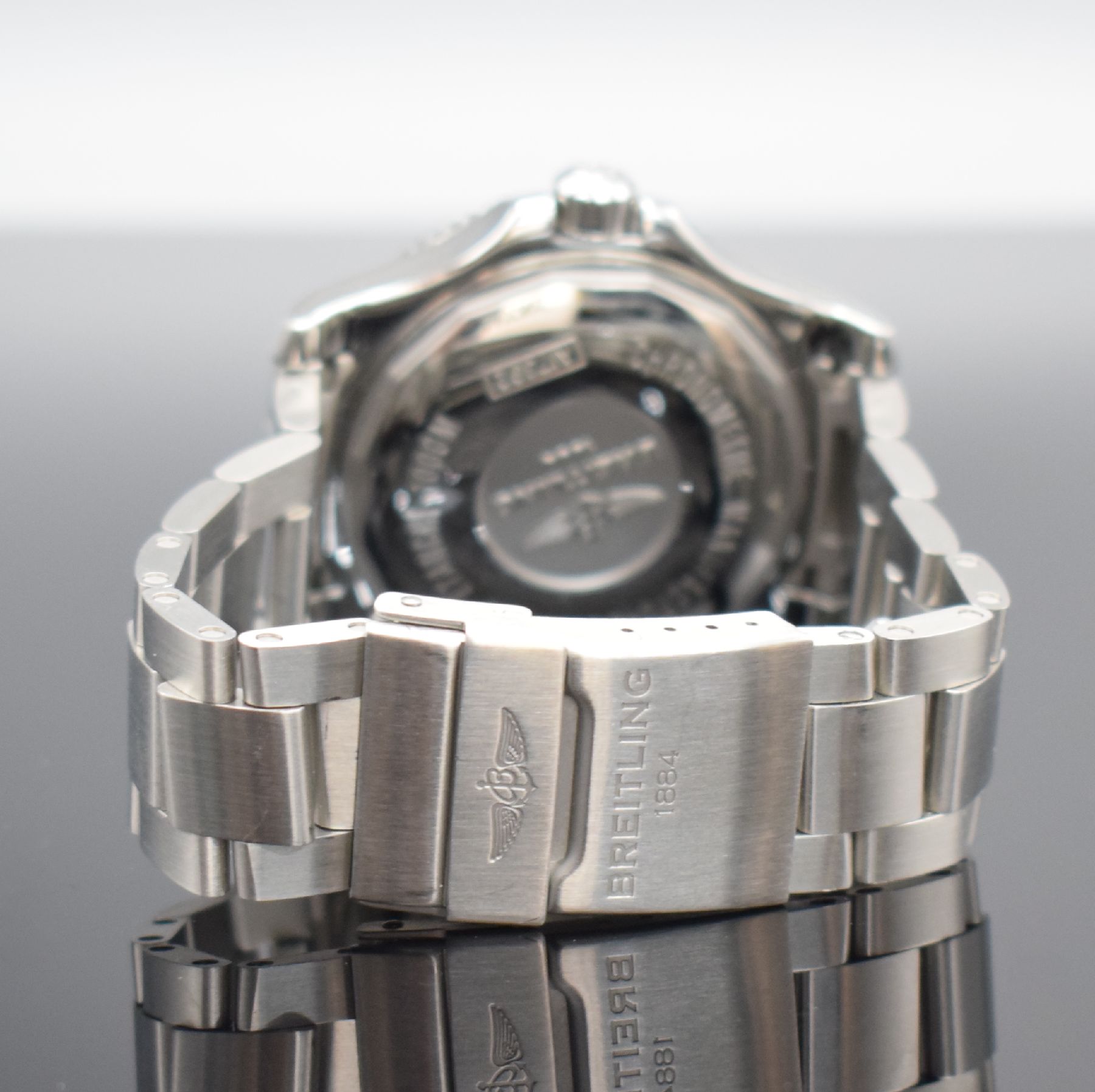 Detail b: BREITLING Herrenarmbanduhr Superocean II Referenz A17392, Automatik, Schweiz um 2017, Chronometer in Edelstahl inkl. Gliederband m. Faltschl., Boden ...