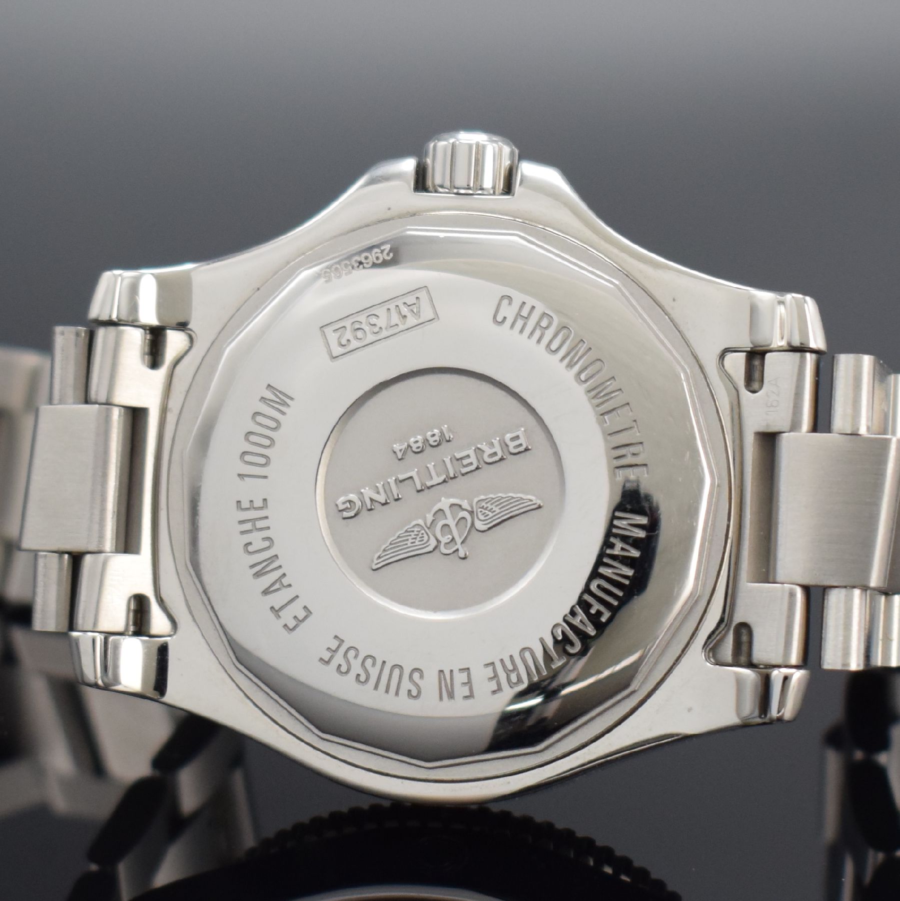 Detail d: BREITLING Herrenarmbanduhr Superocean II Referenz A17392, Automatik, Schweiz um 2017, Chronometer in Edelstahl inkl. Gliederband m. Faltschl., Boden ...