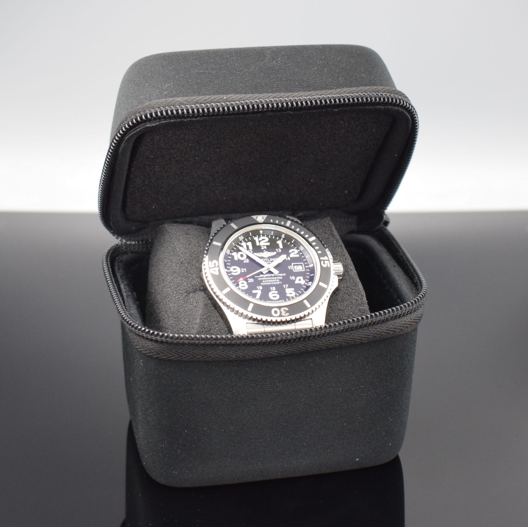 Detail e: BREITLING Herrenarmbanduhr Superocean II Referenz A17392, Automatik, Schweiz um 2017, Chronometer in Edelstahl inkl. Gliederband m. Faltschl., Boden ...