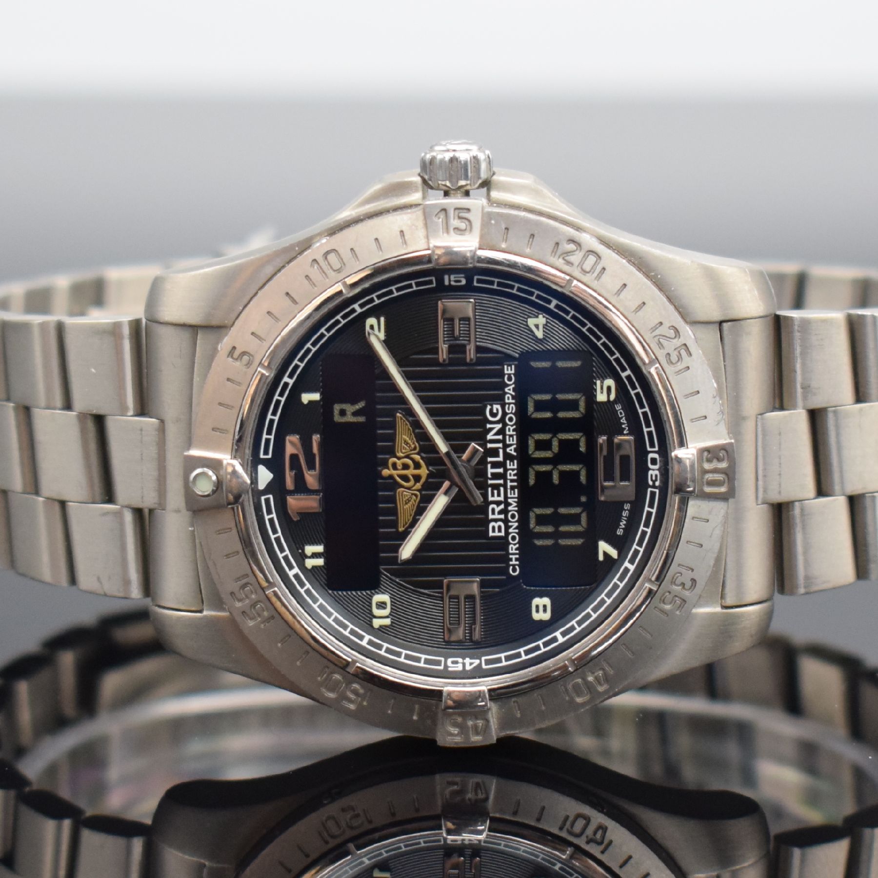 Detail b: BREITLING Multifunktionsuhr Aerospace Advantage Referenz E79362, Schweiz um 2010, quarzgest. Analog- & Digitalanzeige, Chronometer in Titan inkl. ...