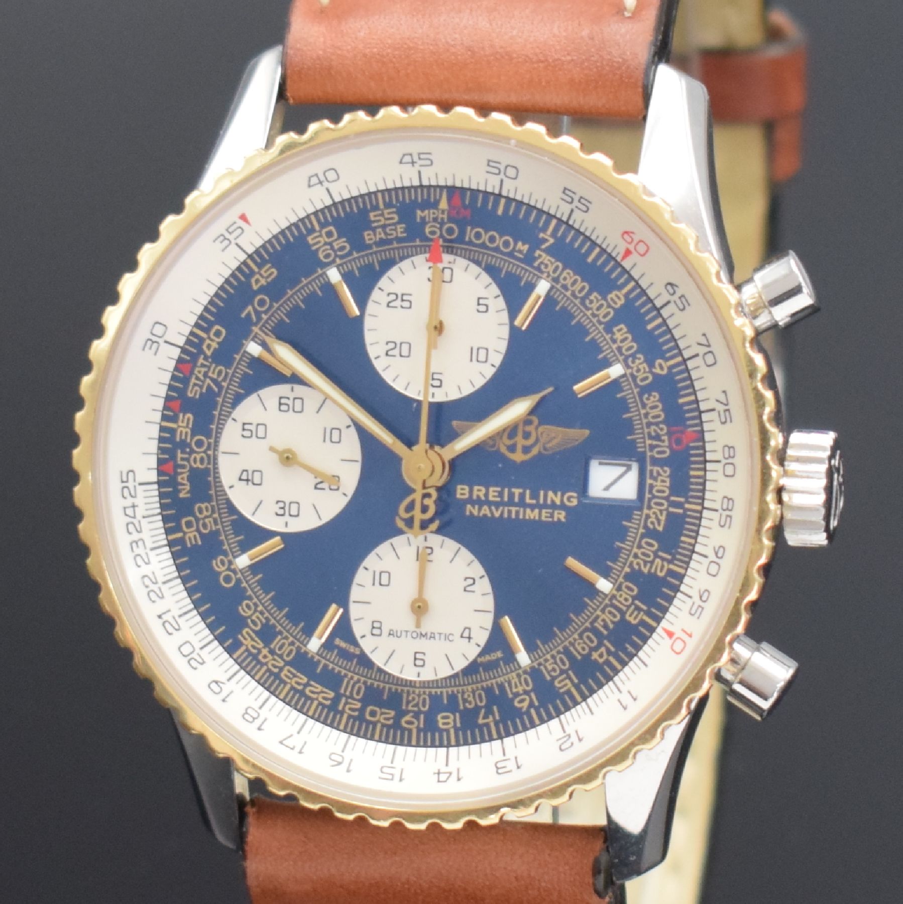 Detail c: BREITLING Old Navitimer Armbandchronograph Referenz D13322, Automatik, Schweiz um 2000, Edelstahl/Gold kombiniert, Boden verschr., blaues ...
