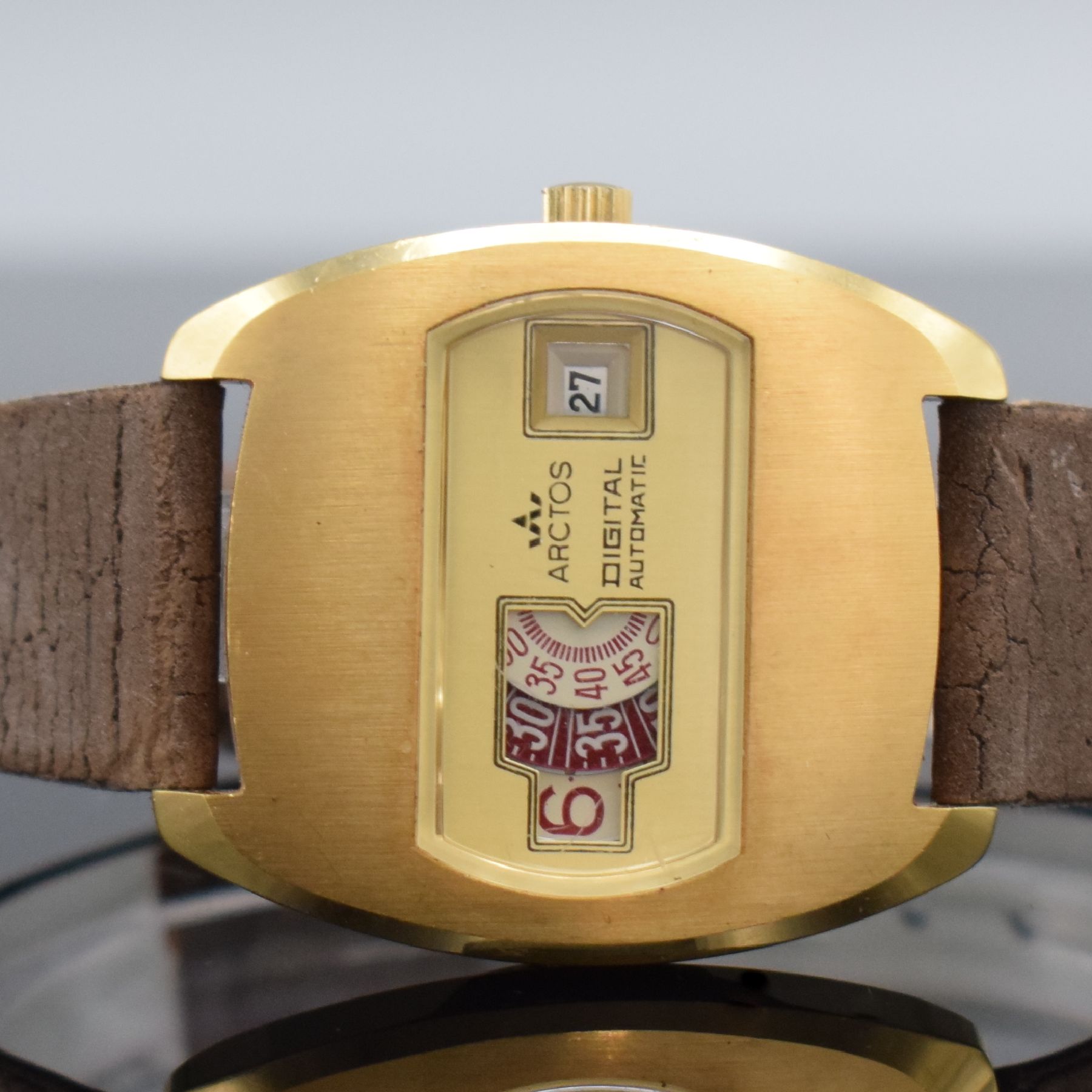 Detail a: 2 vergoldete Armbanduhren mit digitaler Anzeige, Schweiz 1970er Jahre, 1x Handaufzug, 1x Automatik, Böden verschr. & gedr., 1) ARCTOS, gold. ...