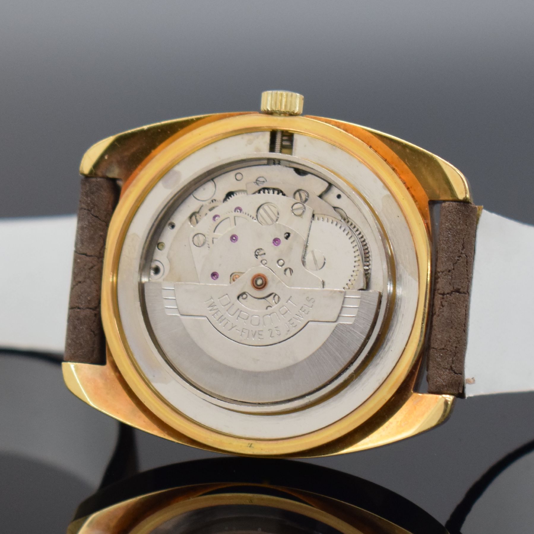 Detail d: 2 vergoldete Armbanduhren mit digitaler Anzeige, Schweiz 1970er Jahre, 1x Handaufzug, 1x Automatik, Böden verschr. & gedr., 1) ARCTOS, gold. ...