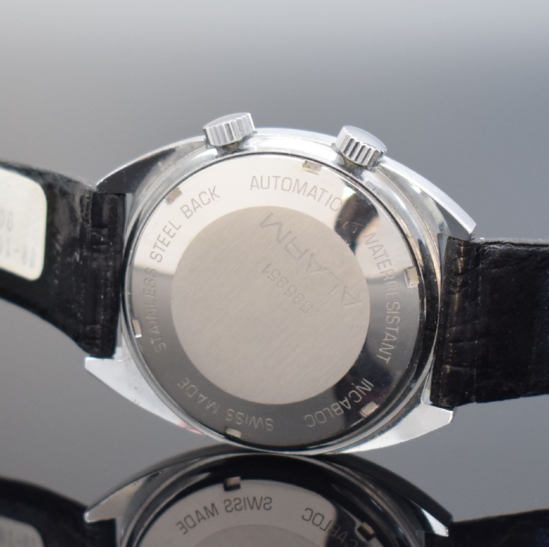 Detail d: VENUS Herrenarmbanduhr mit Wecker, Schweiz um 1970, Automatik, verchr. Geh., Edelstahlboden verschr., silb. Zifferbl. m. silb. Ind. & Leuchtzeigern, ...