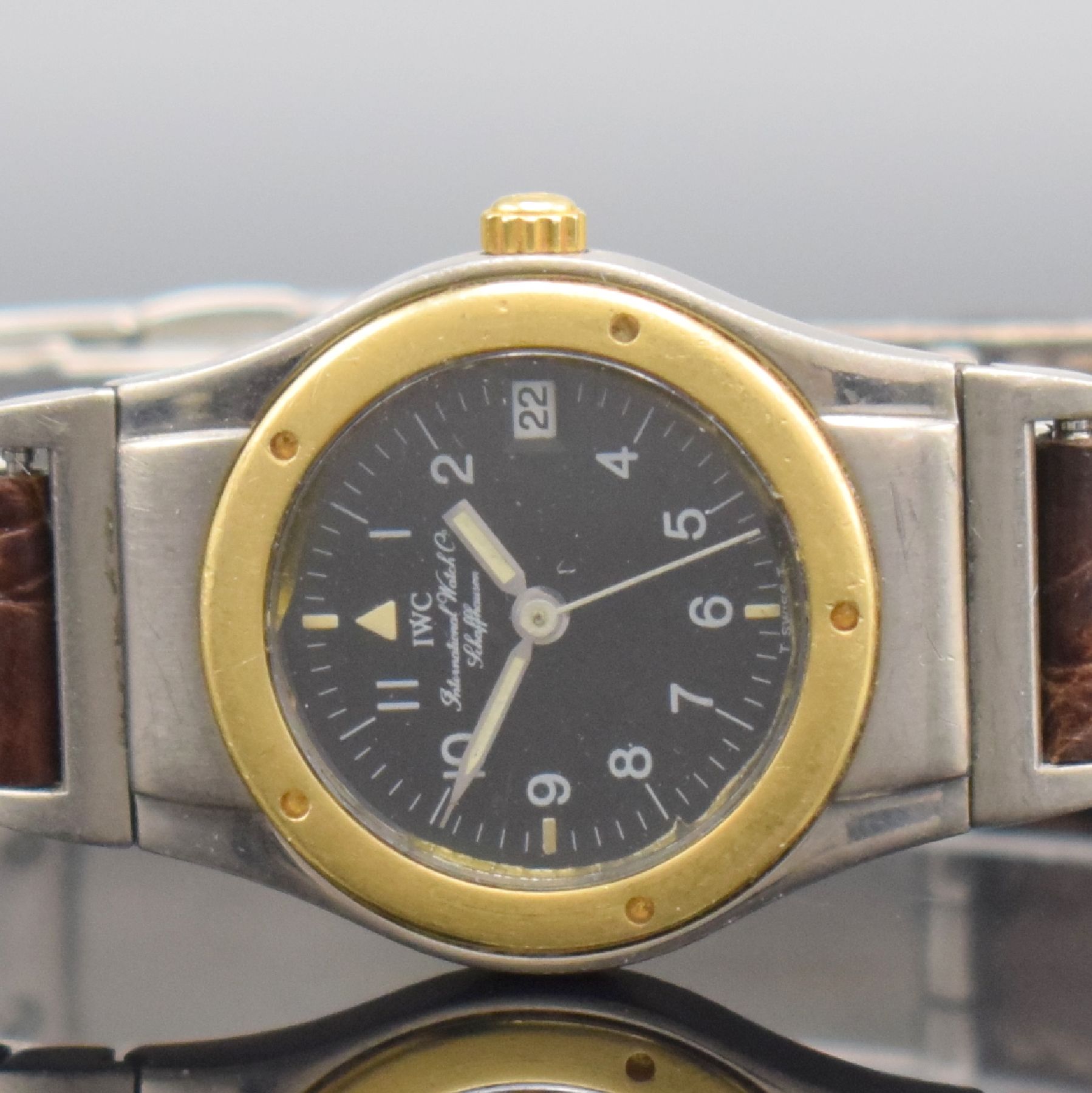 Detail a: IWC Damenarmbanduhr Serie Ingenieur Referenz 4560, Schweiz um 1990, Titan/Gold kombiniert inkl. Lederband m. orig. Faltschl., Boden verschr., ...