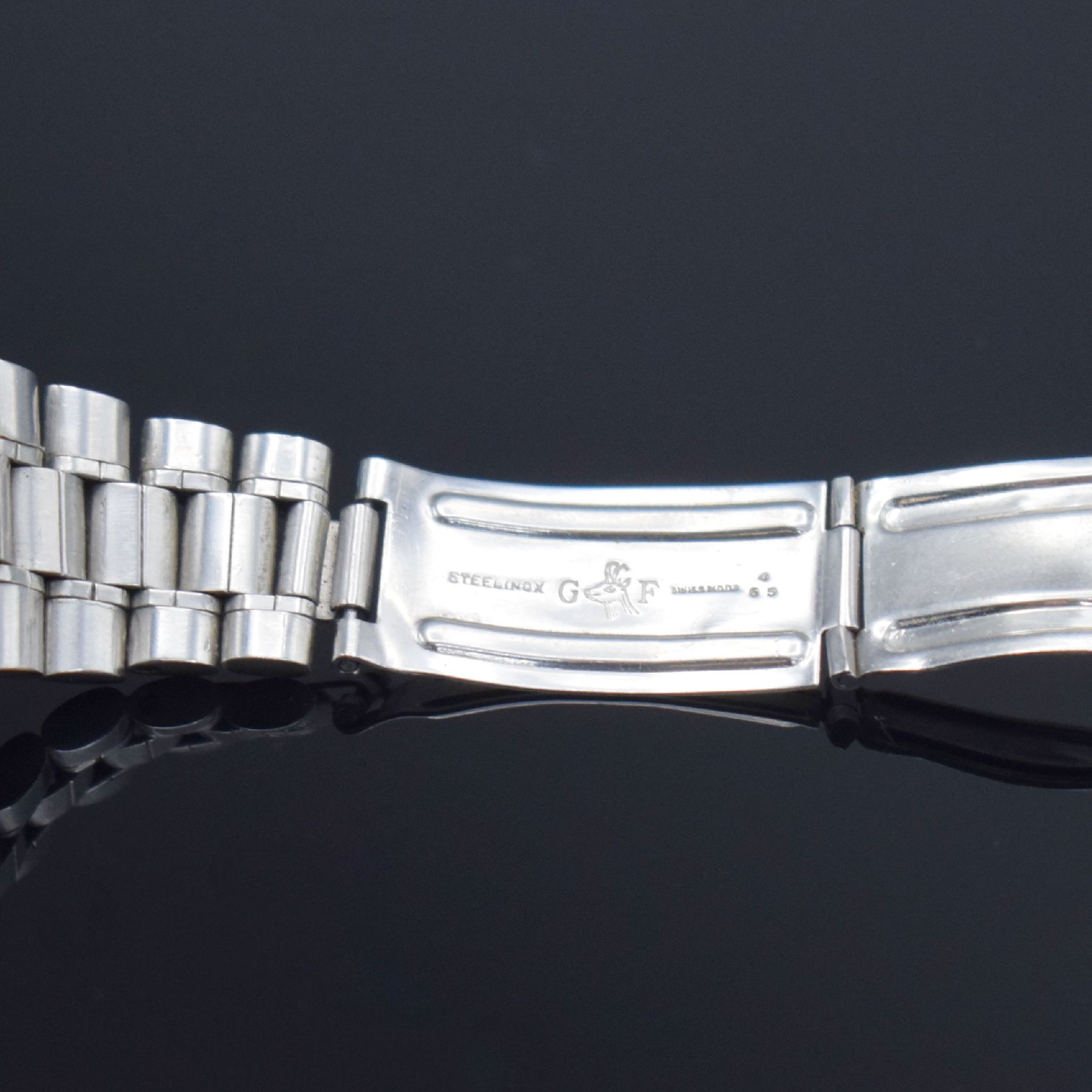 Detail d: OMEGA Speedmaster Professional Mark III Armbandchronograph Referenz 176.002, Schweiz um 1972, Automatik, massives Edelstahlgeh., Boden m. ...