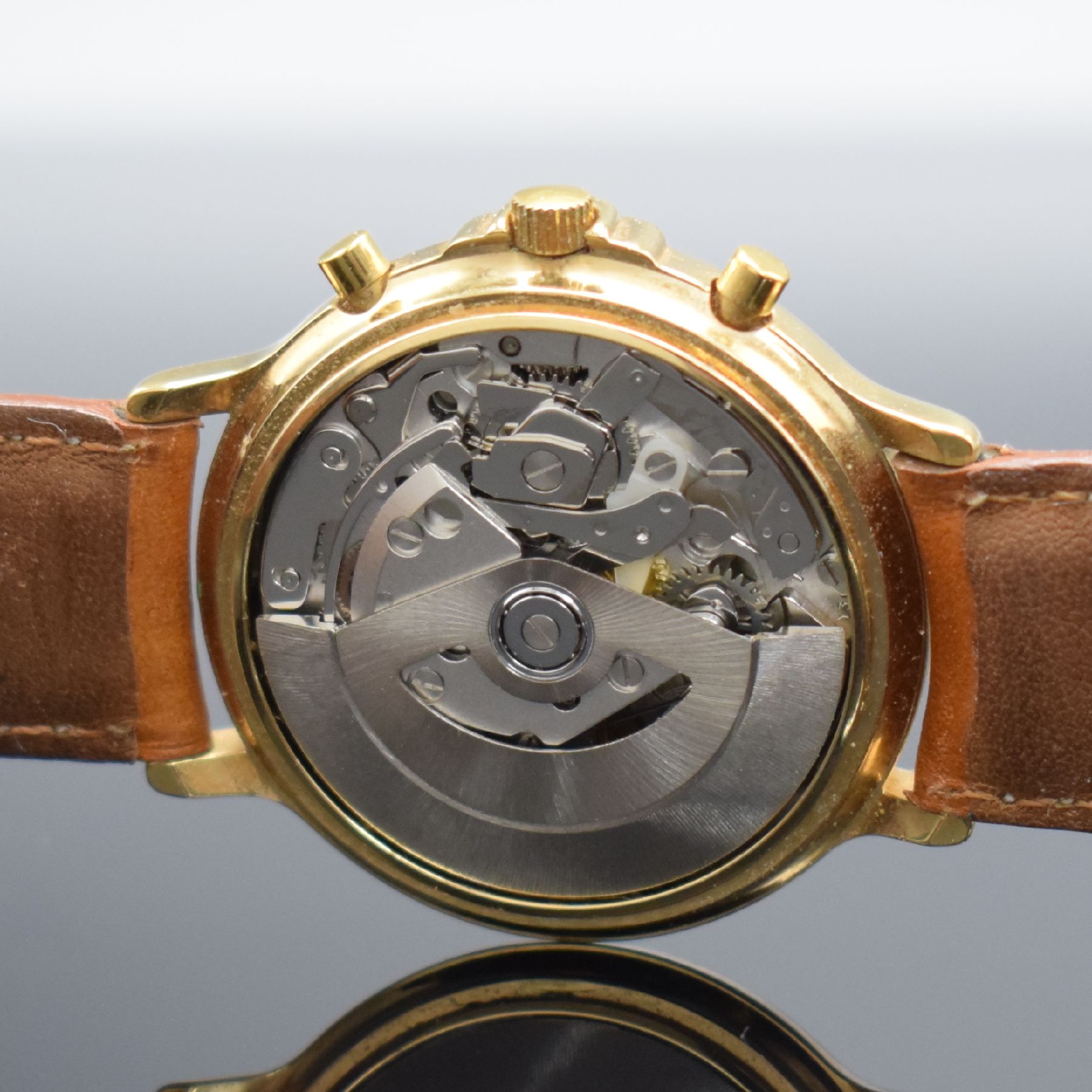 Detail e: RODANIA Herrenarmbanduhr mit Chronograph & Mondphase, Schweiz um 1985, Automatik, verg. Geh., Boden aufgedr., weißes Zifferbl. m. gold. Ind. & ...