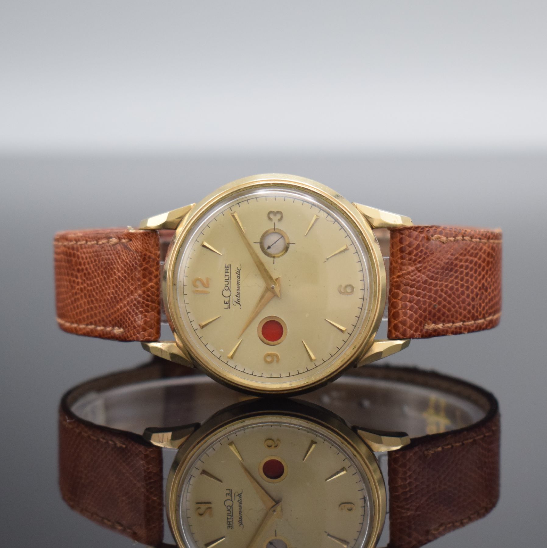 LeCoultre Futurmatic vergoldete Herrenarmbanduhr, Schweiz/USA um 1955, Hammerautomatik, Boden aufgedr., Zeigerst. am Gehäuseboden, silb. Zifferbl. ...