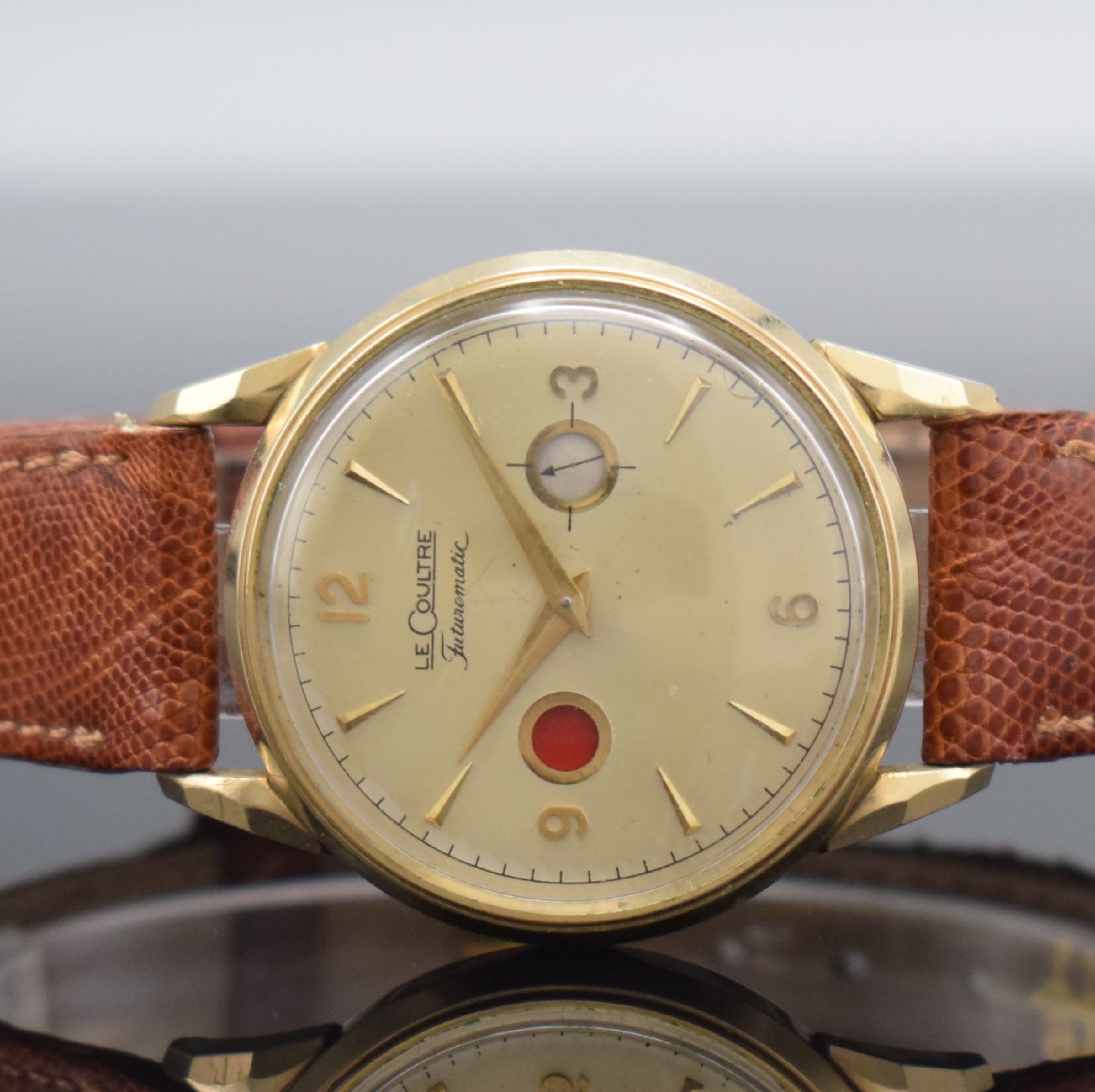 Detail a: LeCoultre Futurmatic vergoldete Herrenarmbanduhr, Schweiz/USA um 1955, Hammerautomatik, Boden aufgedr., Zeigerst. am Gehäuseboden, silb. Zifferbl. ...