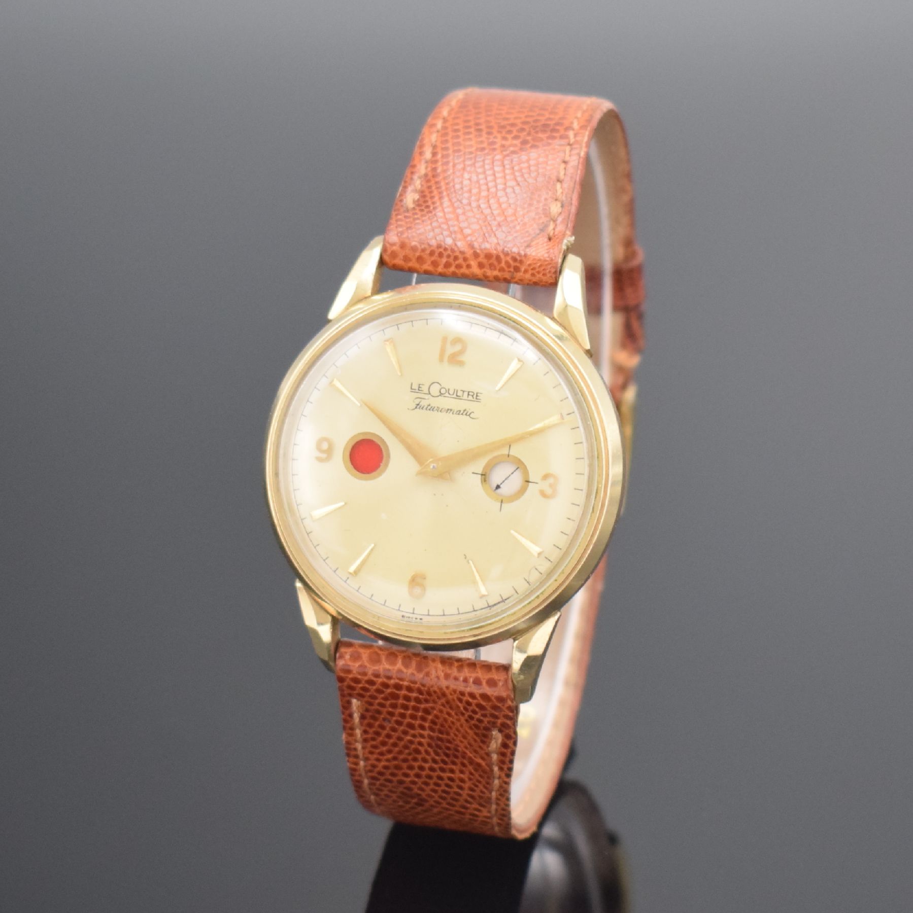 Detail b: LeCoultre Futurmatic vergoldete Herrenarmbanduhr, Schweiz/USA um 1955, Hammerautomatik, Boden aufgedr., Zeigerst. am Gehäuseboden, silb. Zifferbl. ...