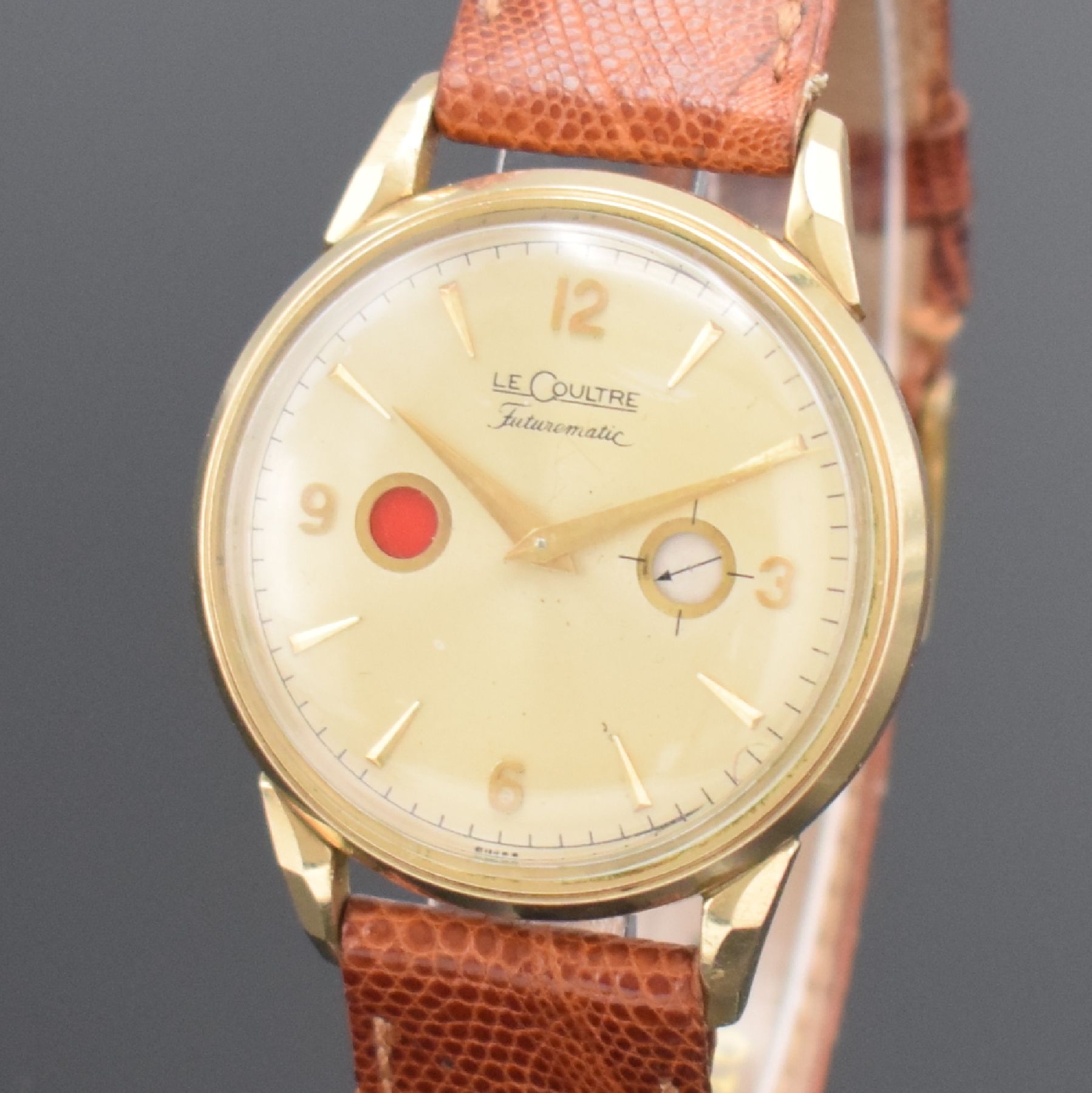 Detail c: LeCoultre Futurmatic vergoldete Herrenarmbanduhr, Schweiz/USA um 1955, Hammerautomatik, Boden aufgedr., Zeigerst. am Gehäuseboden, silb. Zifferbl. ...