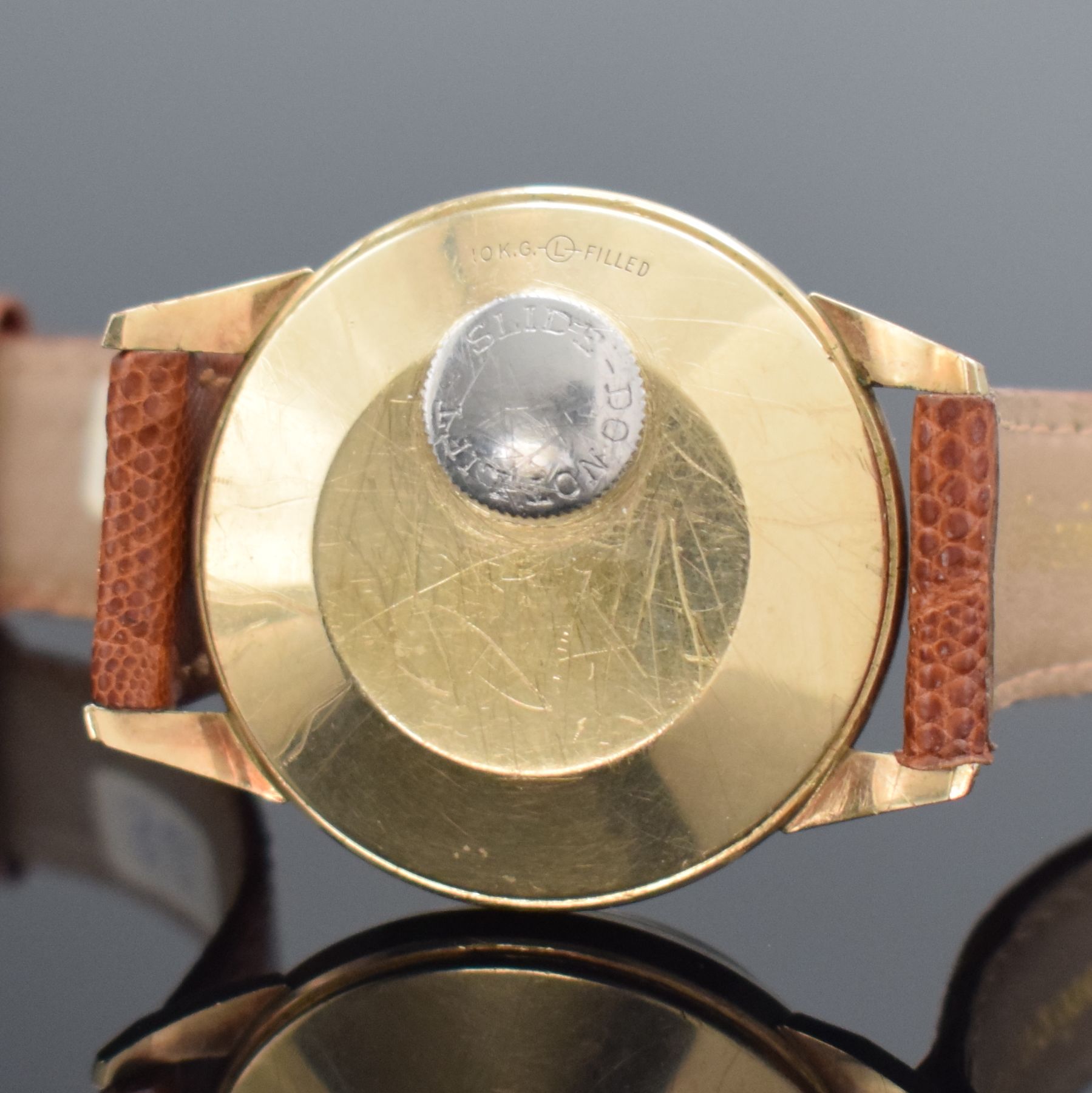 Detail d: LeCoultre Futurmatic vergoldete Herrenarmbanduhr, Schweiz/USA um 1955, Hammerautomatik, Boden aufgedr., Zeigerst. am Gehäuseboden, silb. Zifferbl. ...
