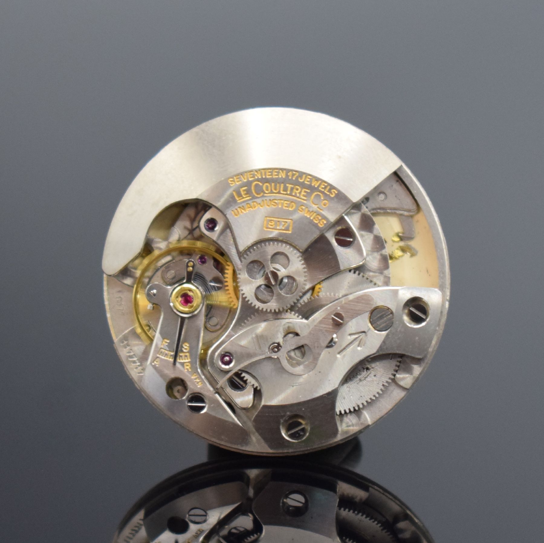 Detail e: LeCoultre Futurmatic vergoldete Herrenarmbanduhr, Schweiz/USA um 1955, Hammerautomatik, Boden aufgedr., Zeigerst. am Gehäuseboden, silb. Zifferbl. ...