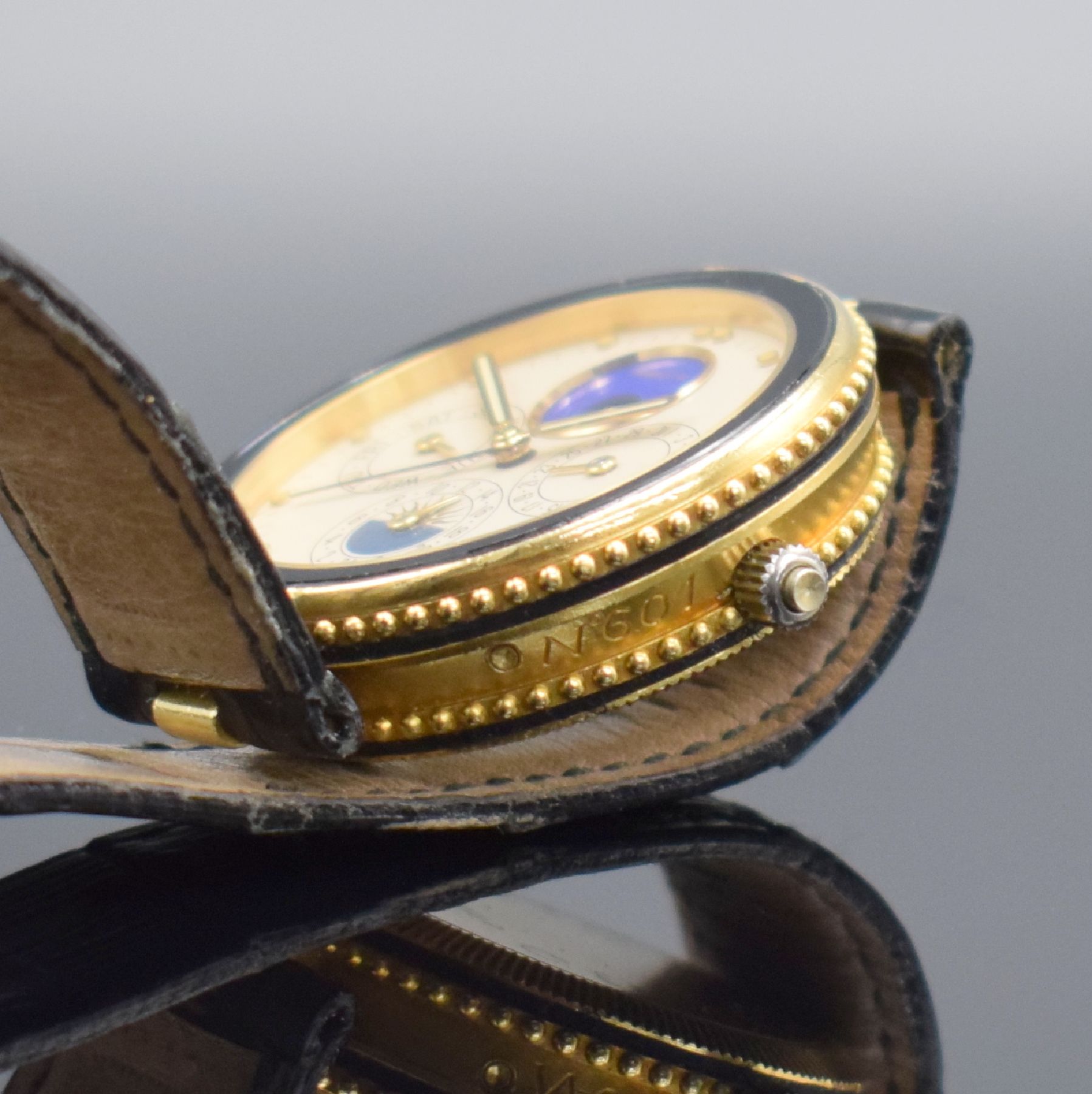 Detail e: GERALD GENTA Gefica Armbanduhr mit Vollkalender & Wecker in GG 750/000 Referenz G 2778.7, quarz, Boden verschr., Mineralglas, orig. Lederband & GG ...