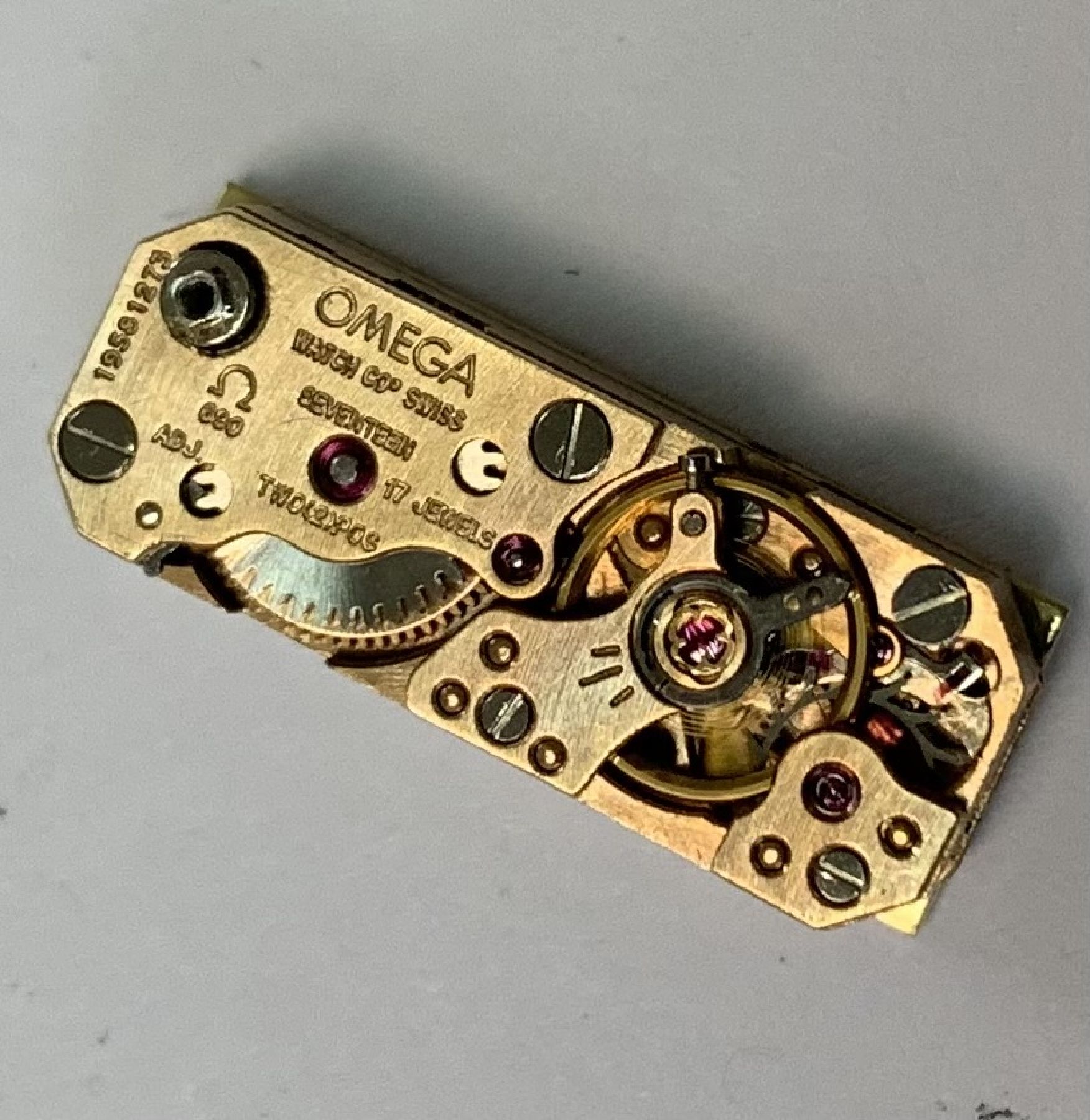 Detail h: OMEGA sehr seltene Designer Damenarmbanduhr in GG 750/000, Schweiz 1960er Jahre, Handaufzug, Boden aufgedr., Aufzug & Zeigerst. am Geh.-Boden (sog. ...