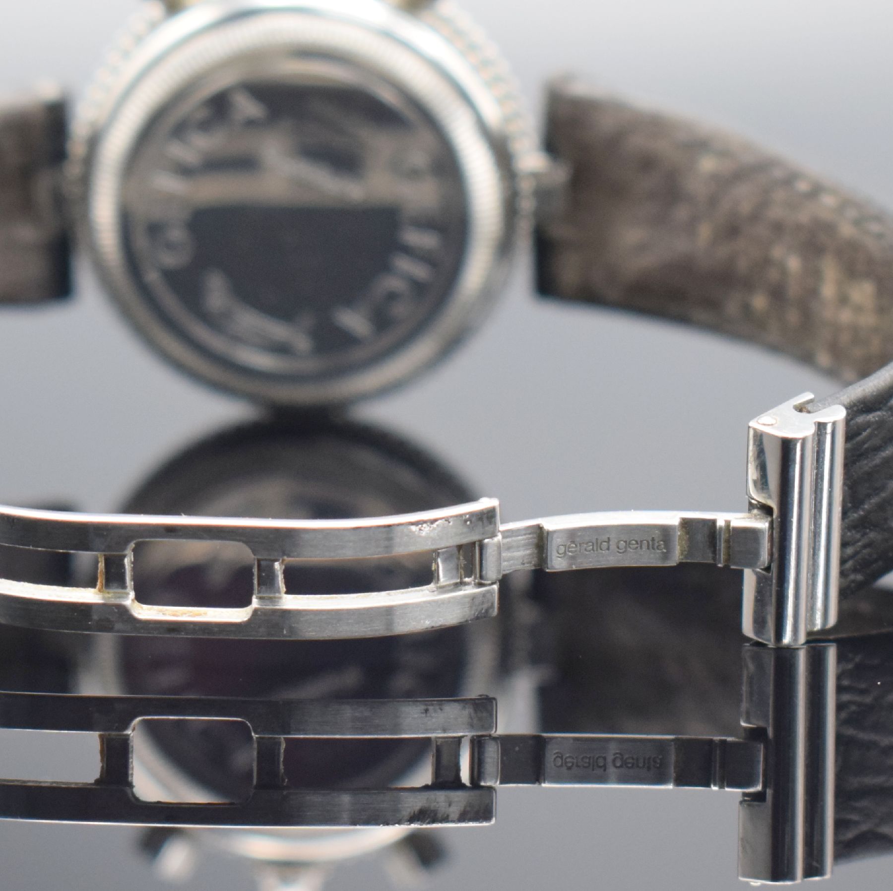 Detail d: GERALD GENTA Armbandchronograph Gefica in Stahl Referenz G.2989.7, Automatik, Schweiz um 2005, Boden verschr., Lederband m. dopp. Faltschl., rotes ...