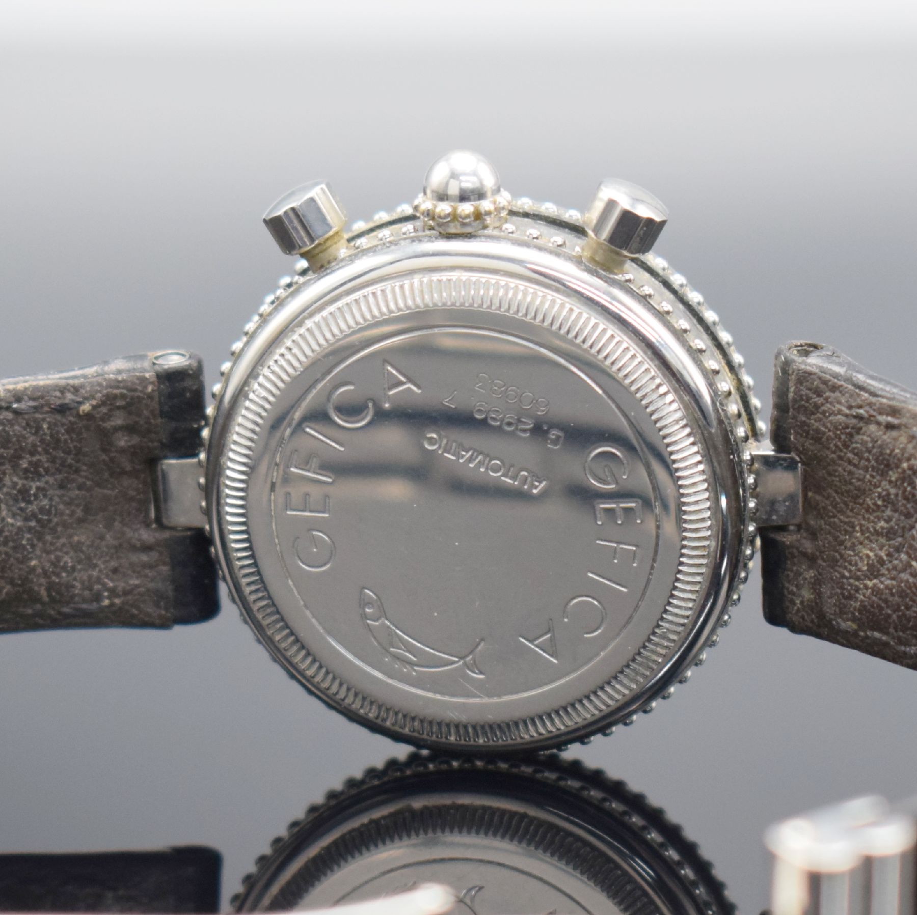 Detail e: GERALD GENTA Armbandchronograph Gefica in Stahl Referenz G.2989.7, Automatik, Schweiz um 2005, Boden verschr., Lederband m. dopp. Faltschl., rotes ...